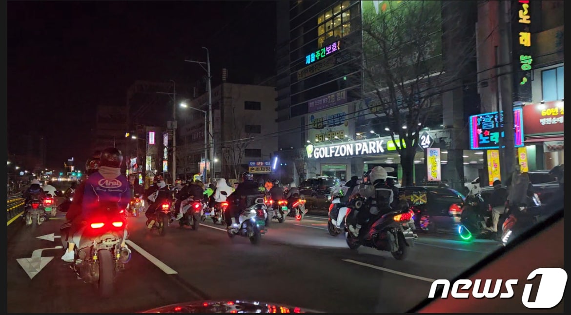 대구 도심에서 3·1절을 전후해 오토바이와 차량을 위험하게 몬 폭주족 20명이 자동차관리법위반 혐의 등으로 경찰에 잡혔다. (대구경찰청 제공) 2024.3.1/뉴스1