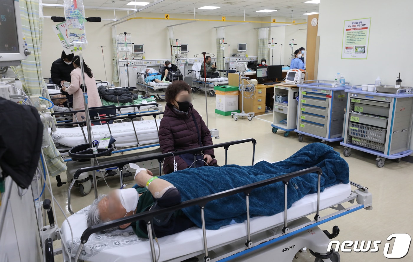 1일 오전 서울 송파구 중앙보훈병원 응급실에서 환자들이 치료를 받고 있다. (공동취재) 2024.3.1/뉴스1 ⓒ News1 박정호 기자