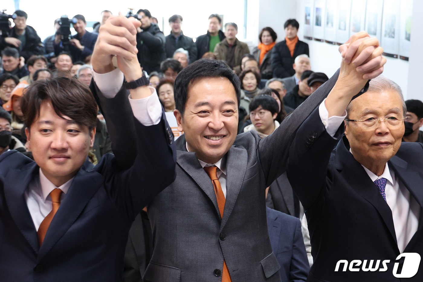 서울 종로에 출마하는 금태섭 개혁신당 최고위원&#40;가운데&#41;이 1일 서울 종로구에 마련된 자신의 선거 사무소에서 개소식에서 이준석 대표&#40;왼쪽&#41;, 김종인 공천관리위원장과 손을 잡고 인사하고 있다. 2024.3.1/뉴스1 ⓒ News1 신웅수 기자