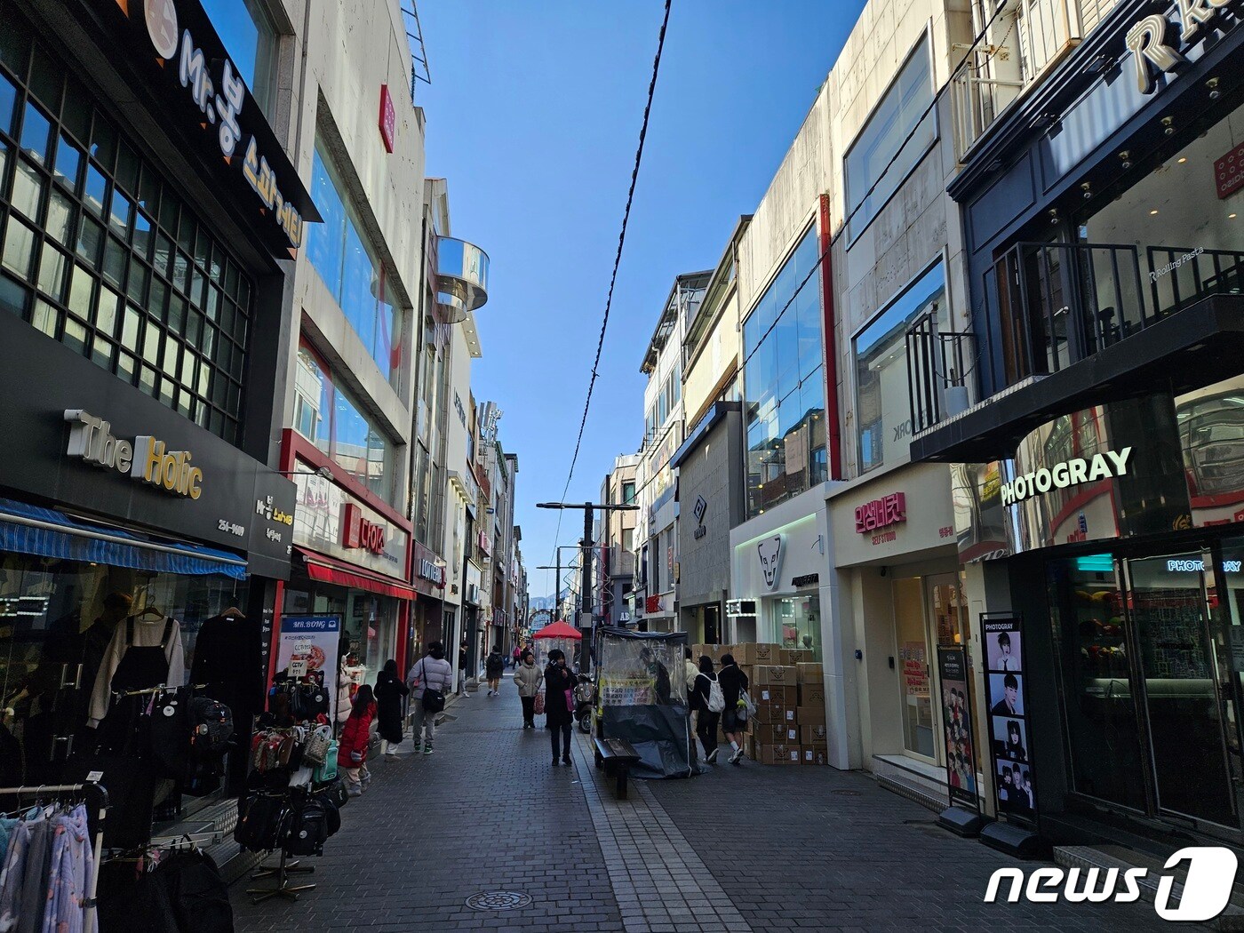 1일 낮 강원 춘천 명동 거리에 시민들의 발걸음이 이어지고 있다..2024.3.1 한귀섭 기자