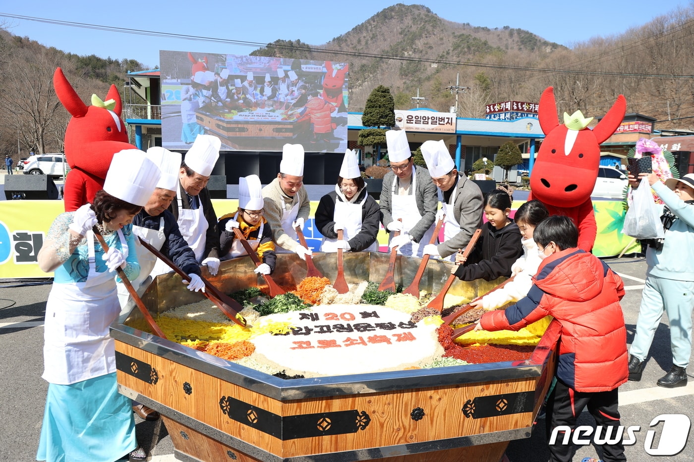 10일 전북자치도 진안군 운이암반일암 삼거광장에서 진안고원 운장산 고로쇠 축제가 열리고 있는 가운데 개막 포퍼먼스로 고로쇠 비빔밥 행사가 열리고 있다.&#40;진안군 제공&#41;2024.3.10/뉴스1 