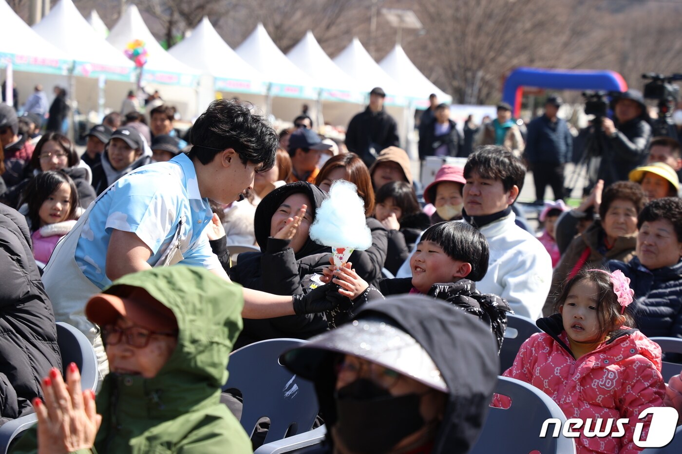 10일 전북자치도 진안군 운이암반일암 삼거광장에서 열린 진안고원 운장산 고로쇠 축제를 찾은 어린이들이 마술공연을 즐기고 있다. &#40;진안군 제공&#41;2024.3.10/뉴스1 ⓒ News1 김동규 기자