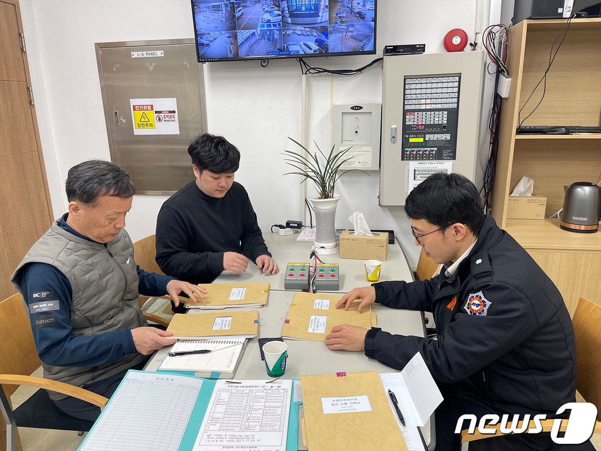 대구소방안전본부는 10일 4·10 총선에 대비해 투·개표소에 대한 소방 안전대책을 추진한다고 밝혔다. 사진은 대구소방본부 관계자들이 관련 회의를 하는 모습. &#40;대구소방본부 제공&#41;/뉴스1