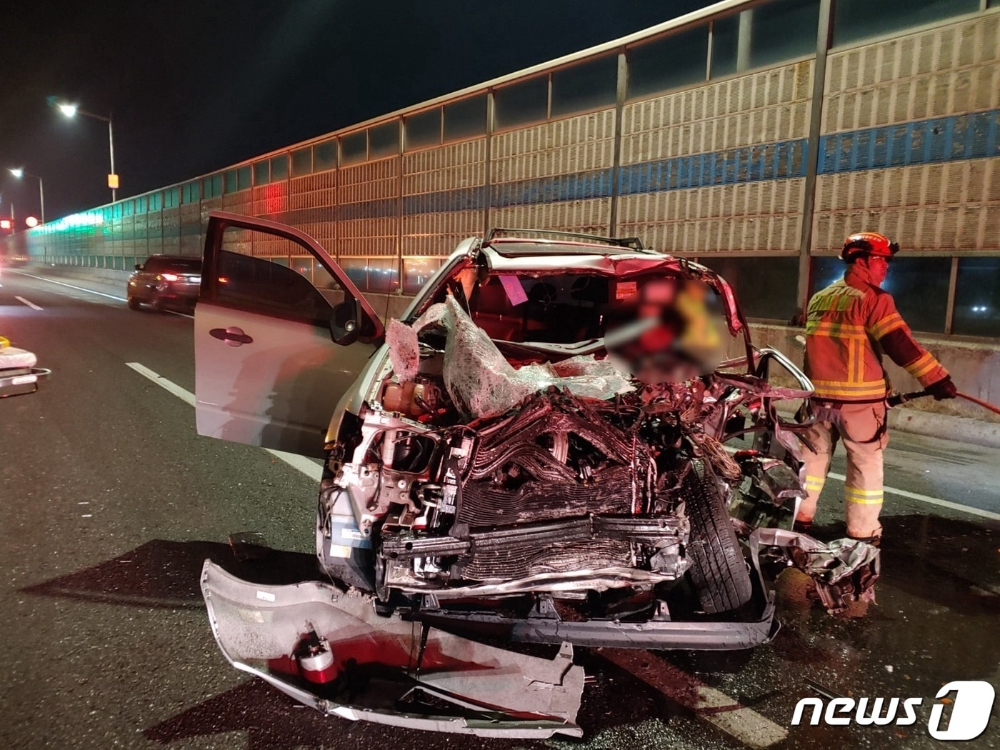 11일 오전 2시56분쯤 인천시 중구 운서동 인천대교고속도로 편도 4차로 중 1차로에서 60대 남성 A 씨가 몰던 SUV가 싸인카를 들이받았다. 사진은 사고현장.(인천소방본부 제공)2024.3.11 ⓒ News1 박소영 기자