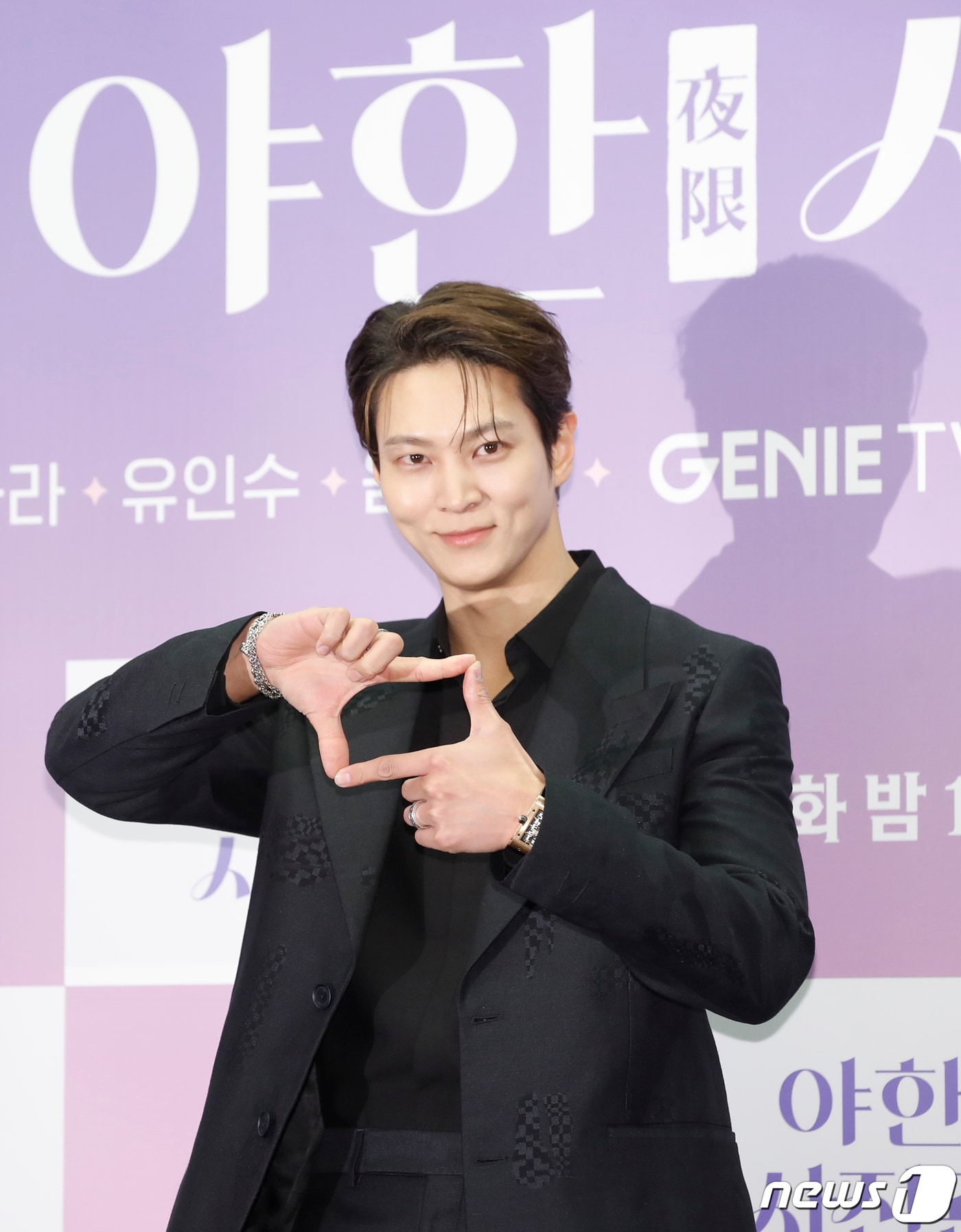 배우 주원이 11일 오후 서울 마포구 스탠포드호텔코리아에서 열린 지니 TV 오리지널 '야한(夜限) 사진관'(연출 송현욱) 제작발표회에서 포즈를 취하고 있다. '야한 사진관'은 오직 죽은 자들을 위해 존재하는 귀객 전문 사진관의 까칠한 사진사와 열혈 변호사가 서늘한 밤손님들과 생과 사를 오가며 펼치는 아찔하고도 기묘한 이야기를 그린 드라마다. 2024.3.11/뉴스1 ⓒ News1 권현진 기자