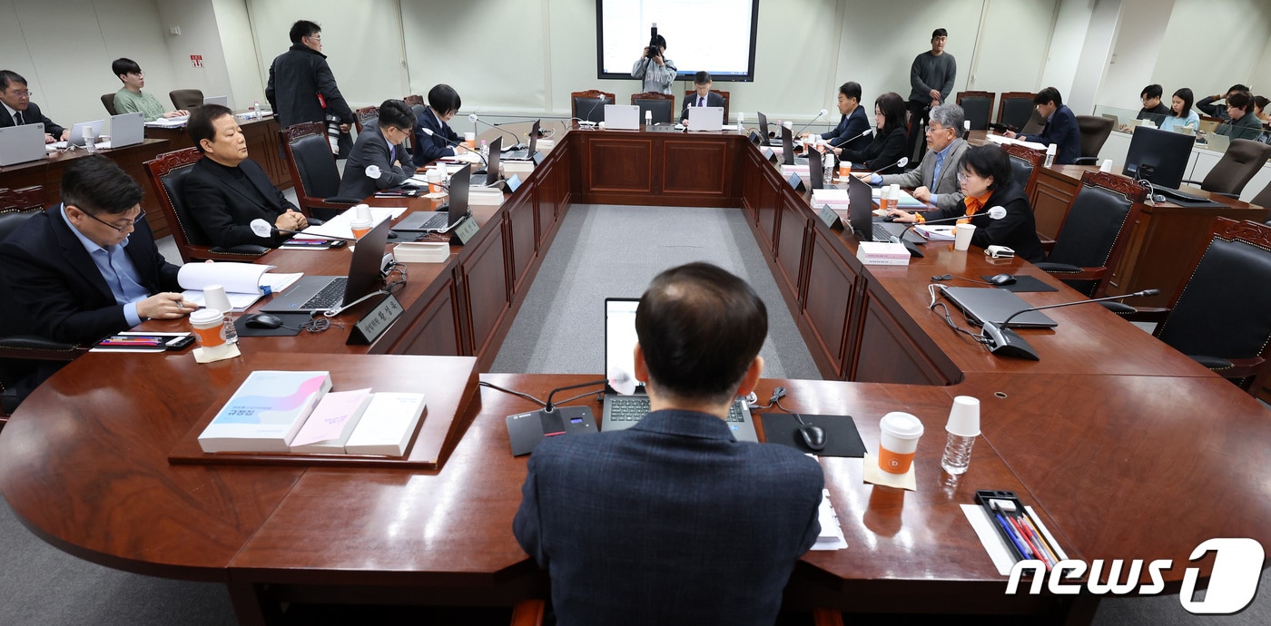 류희림 방송통신심의위원회(방심위) 위원장이 11일 서울 양천구 방심위에서 열린 '2024년 제6차 방송통신심의위원회 정기회의'를 주재하고 있다. 2024.3.11/뉴스1 ⓒ News1 이동해 기자