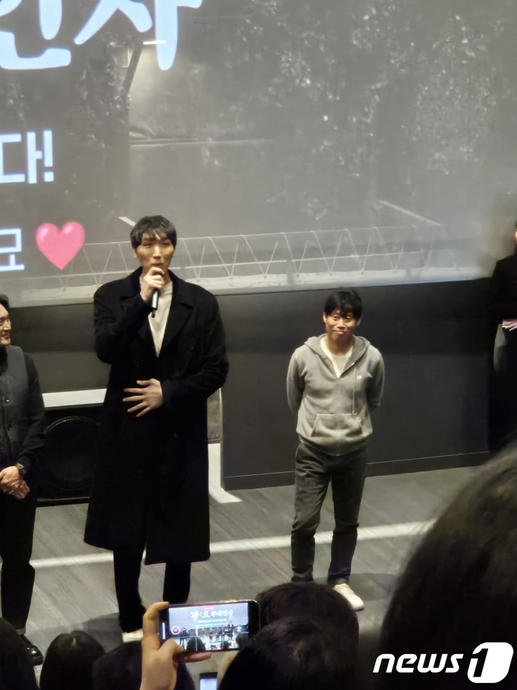 지난 9일 서울 마포구 동교동 메가박스 홍대에서 열린 영화 '파묘' 무대인사에 참석한 농구선수 출신 배우 김병오(왼쪽), 유해진. ⓒ News1 나주희