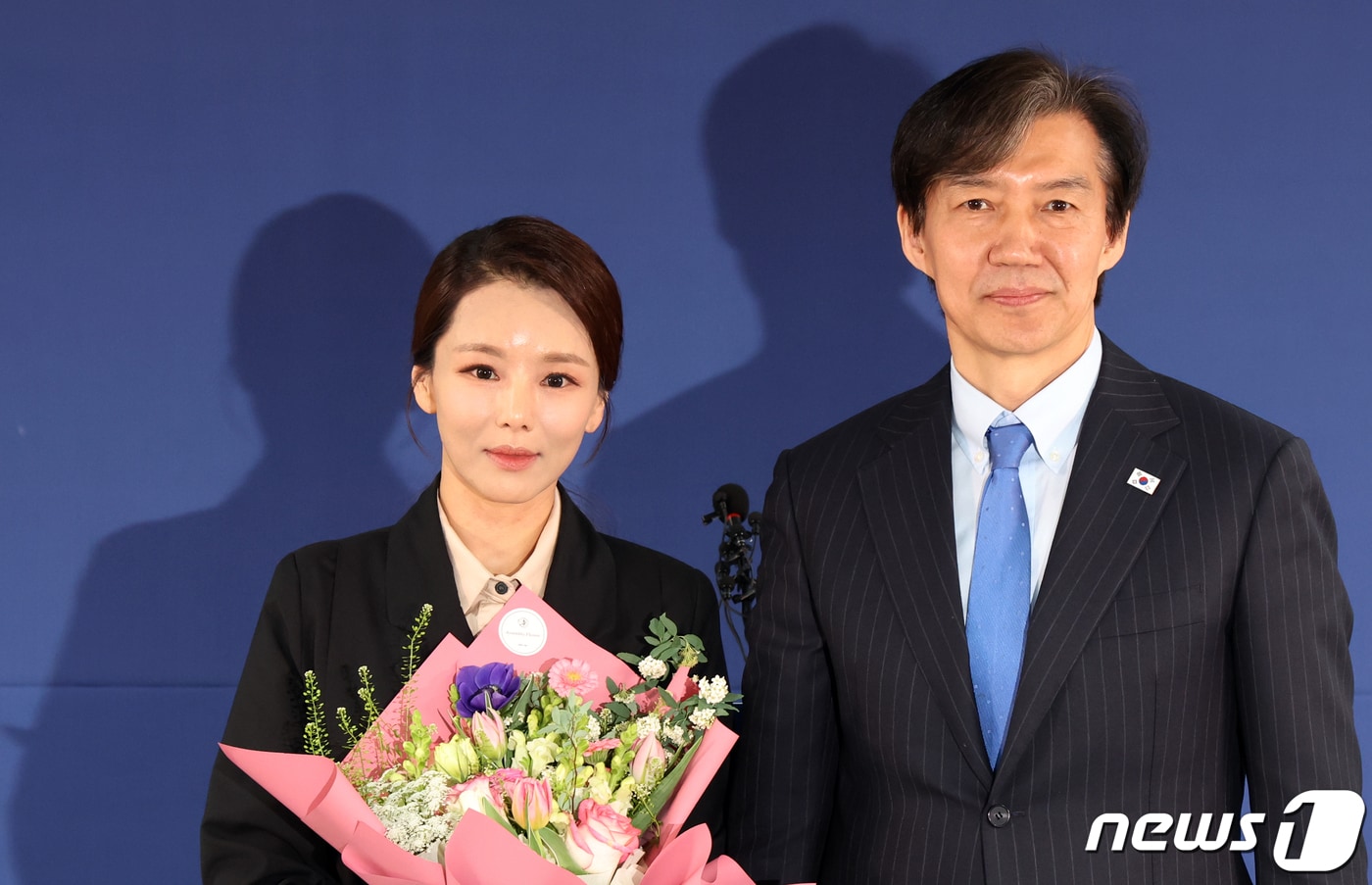 조국 조국혁신당 대표가 2024년 3월 12일 오전 서울 여의도 당사에서 열린 인재영입 입당 기자회견에서 강미정 전 아나운서에게 꽃다발을 전달 후 기념촬영을 하고 있다. 강 대변인은 지난 4일 '조국 전 대표가 성비위 사건에 별다른 입장 표명을 하지 않았다'는 내용의 기자회견과 함께 혁신당을 탈당했다. 2024.3.12/뉴스1 ⓒ News1 DB