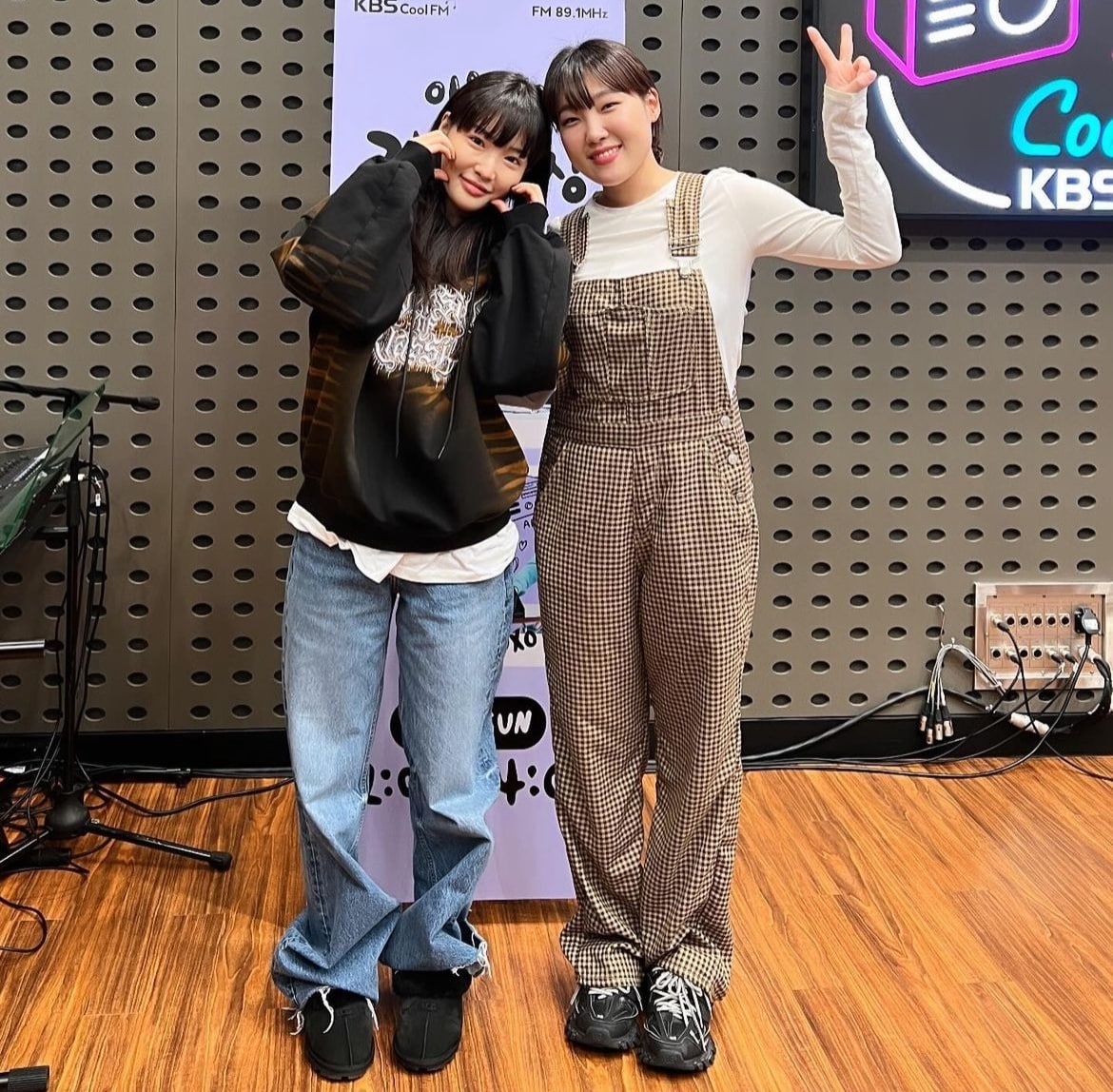 가수 청하&#40;왼쪽&#41;와 코미디언 이은지. &#40;KBS Cool FM &#39;이은지의 가요광장&#39; 공식 SNS 갈무리&#41; /뉴스1