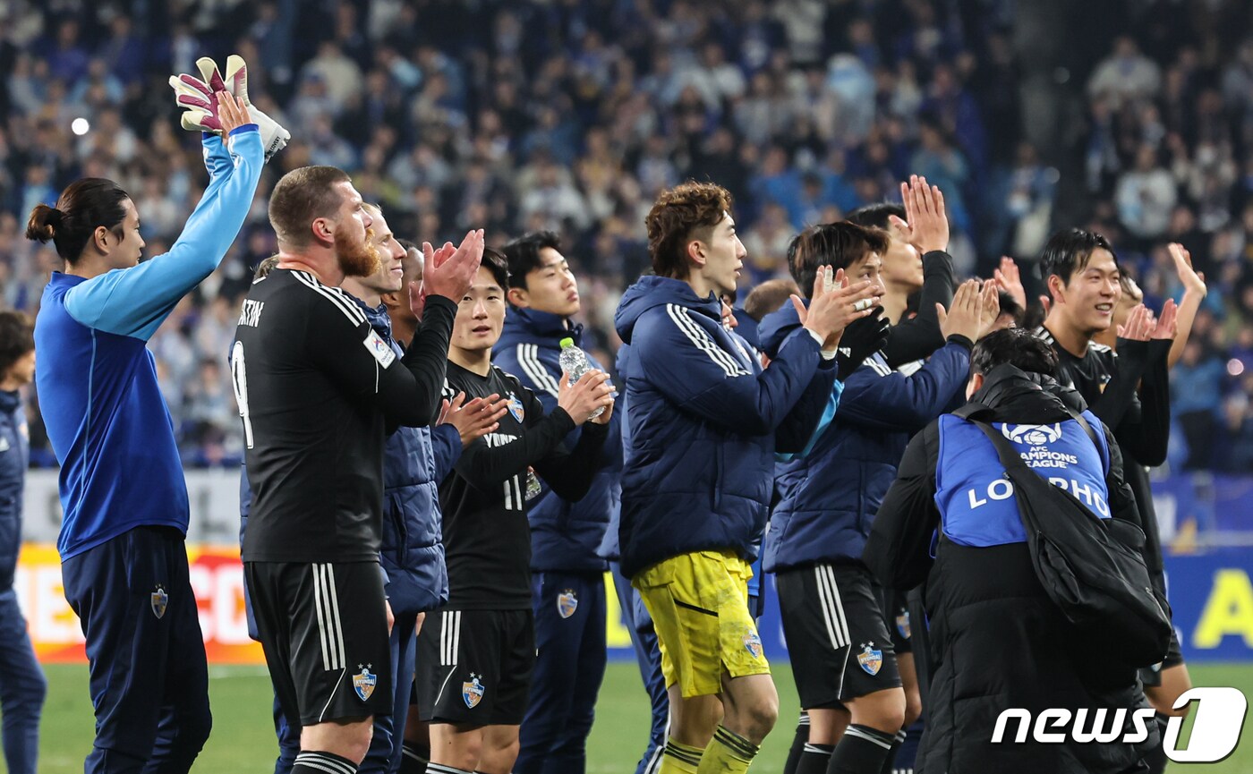 12일 오후 울산 문수축구경기장에서 열린 2023-2024아시아축구연맹&#40;AFC&#41; 챔피언스리그 8강 2차전 울산 HD FC와 전북 현대 모터스의 경기에서 1대 0 승리를 거둔 울산 선수들이 자축하고 있다. 2024.3.12/뉴스1 ⓒ News1 김도우 기자