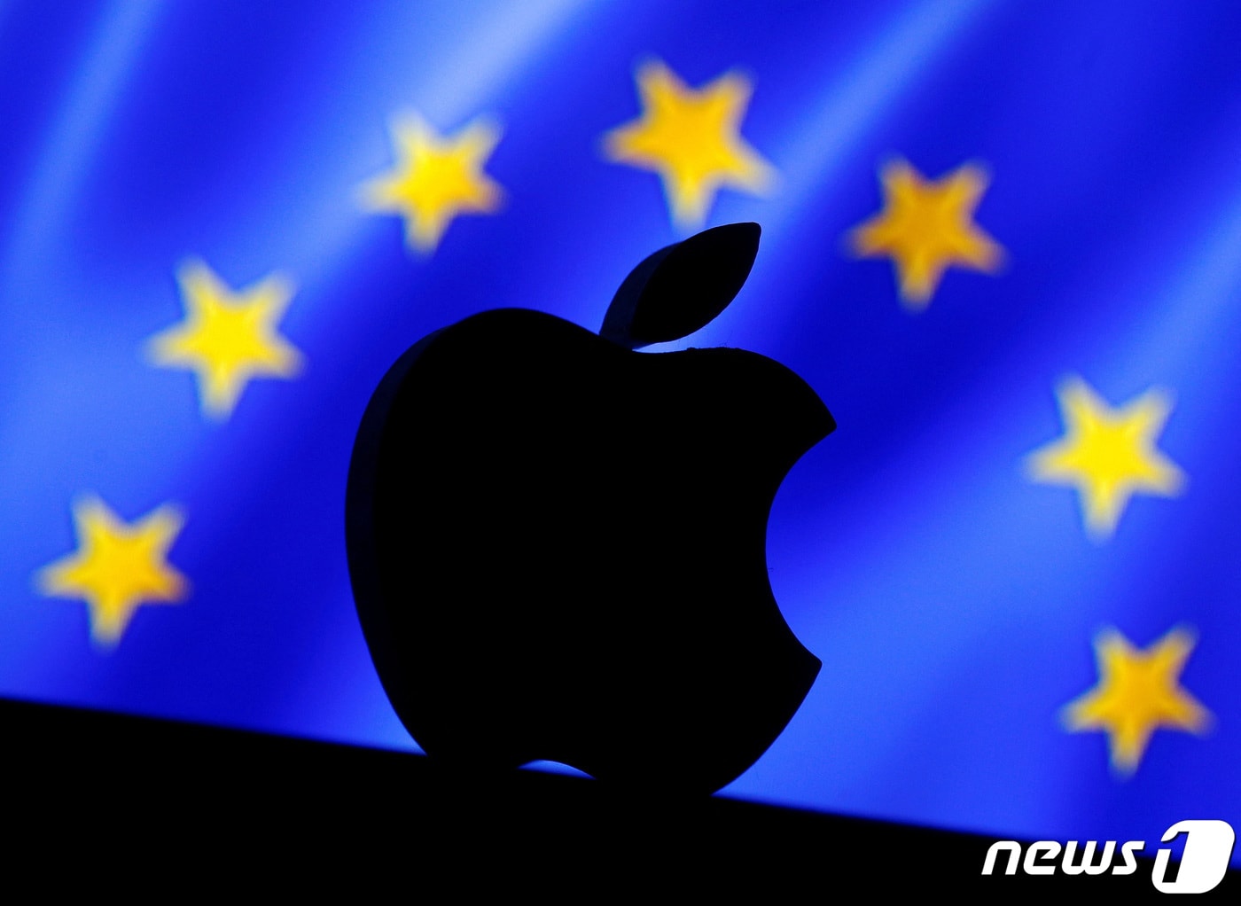 유럽연합(EU) 깃발 앞에 3D 프린터로 인쇄한 애플 로고가 놓여 있다. 2016.9.2 ⓒ 로이터=뉴스1 ⓒ News1 강민경 기자