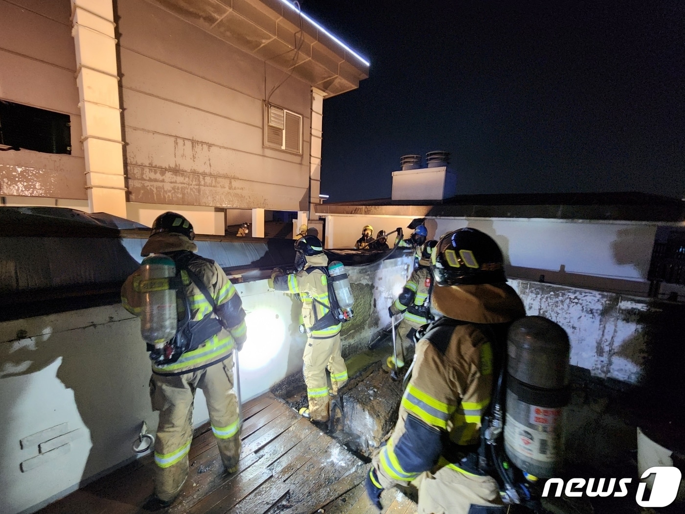 12일 오후 8시12분쯤 인천시 서구 청라동 소재 25층짜리 아파트 옥상에서 불이 나 소방대원들이 진화작업을 벌이고 있다.(인천소방본부 제공)2023.3.13 / 뉴스1