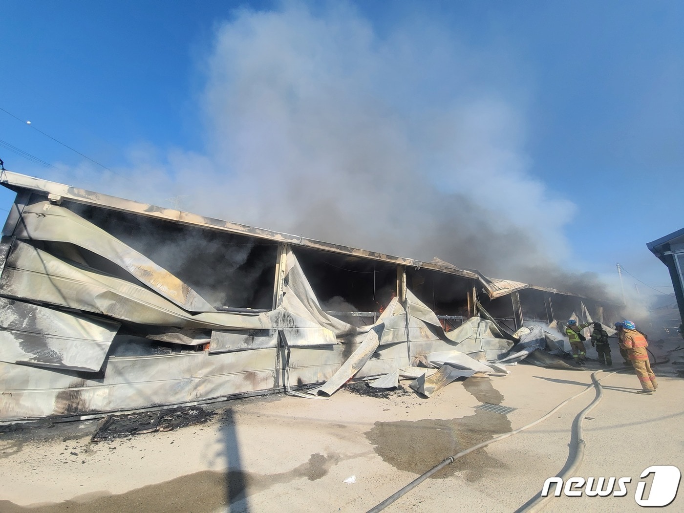 13일 오전 9시 22분께 경기 남양주시 별내면 청학리의 견과류 포장 보관창고에서 불이 난 모습. (사진=경기도북부소방재난본부)