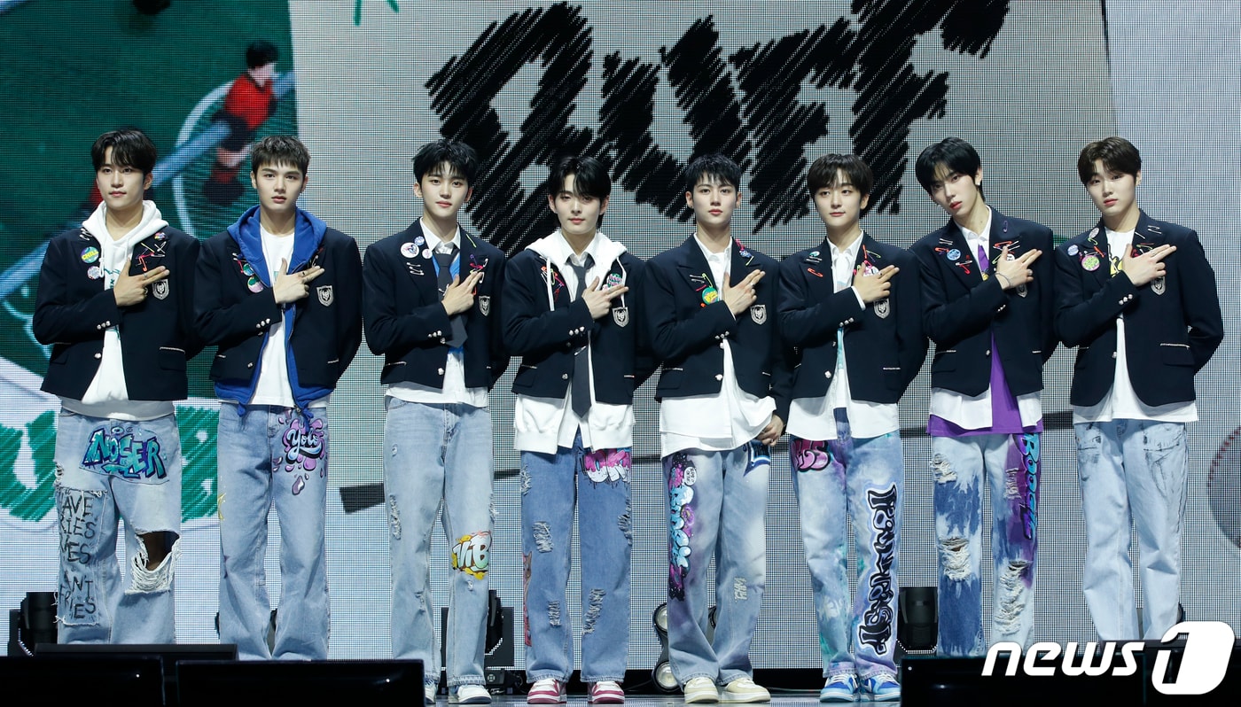 그룹 루네이트(LUN8)가 13일 서울 광진구 예스24라이브홀에서 가진 두 번째 미니 앨범 'BUFF(버프)' 발매 쇼케이스에서 포즈를 취하고 있다. 2024.3.13/뉴스1 ⓒ News1 권현진 기자