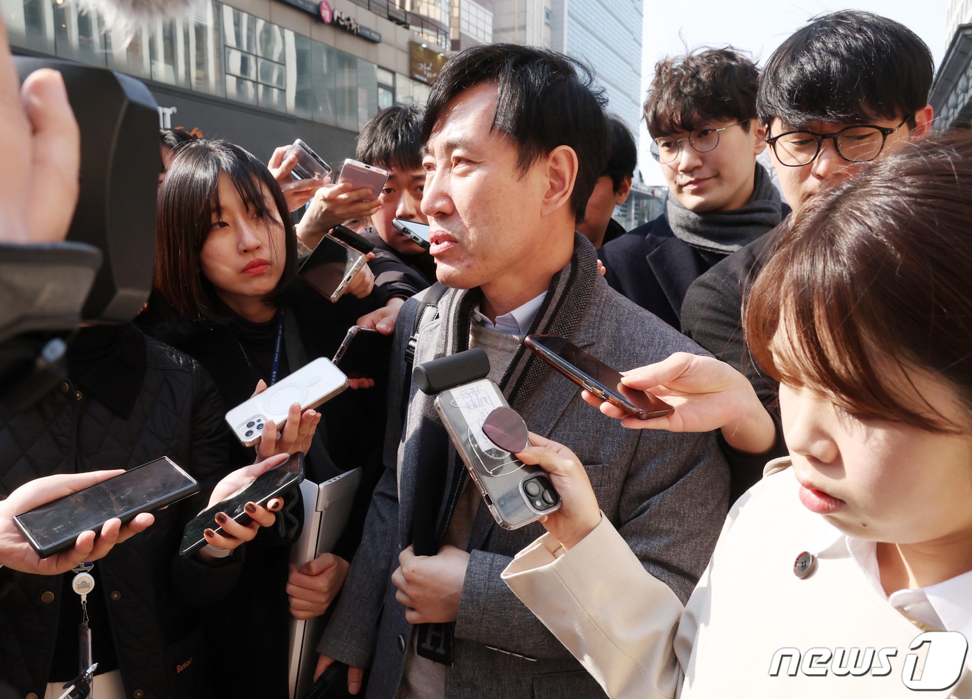 하태경 국민의힘 의원이 2024년 3월 13일 오후 &#39;총선 후보 당내 경선 여론조사 결과를 이해할 수 없다&#39;는 뜻을 당에 전한 뒤 여의도 국민의힘 중앙당사를 나서고 있다. &#40;공동취재&#41; 2024.3.13/뉴스1 ⓒ News1 임세영 기자