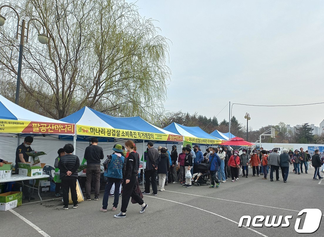 대구시는 오는 15∼17일 신청사 예정지인 달서구 옛 두류정수장 터에서 미나리와 삼겹살 직거래 장터를 연다. 사진은 지난해 행사 모습. &#40;대구시 제공&#41;/뉴스1