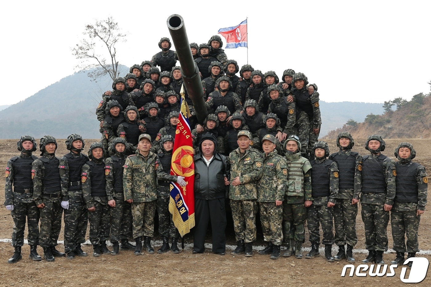 &#40;평양 노동신문=뉴스1&#41; = 북한 노동당 기관지 노동신문은 14일 김정은 노동당 총비서가 지난 13일 탱크병대연합부대간의 대항훈련 경기를 지도했다고 보도했다. 신문은 &#34;훈련경기는 탱크병들의 실전능력을 엄격히 검열하고 전술적 임무에 따르는 전투행동 방법을 숙련시키는 데 목적을 뒀다＂라면서 ＂경기는 근위 서울 류경수 제105 탱크사단이 압도적인 실력으로 우승을 쟁취했다＂라고 전했다. [국내에서만 사용가능. 재배포 금지. DB 금지. For Use Only in the Republic of Korea. Redistribution Prohibited] rodongphoto@news1.kr