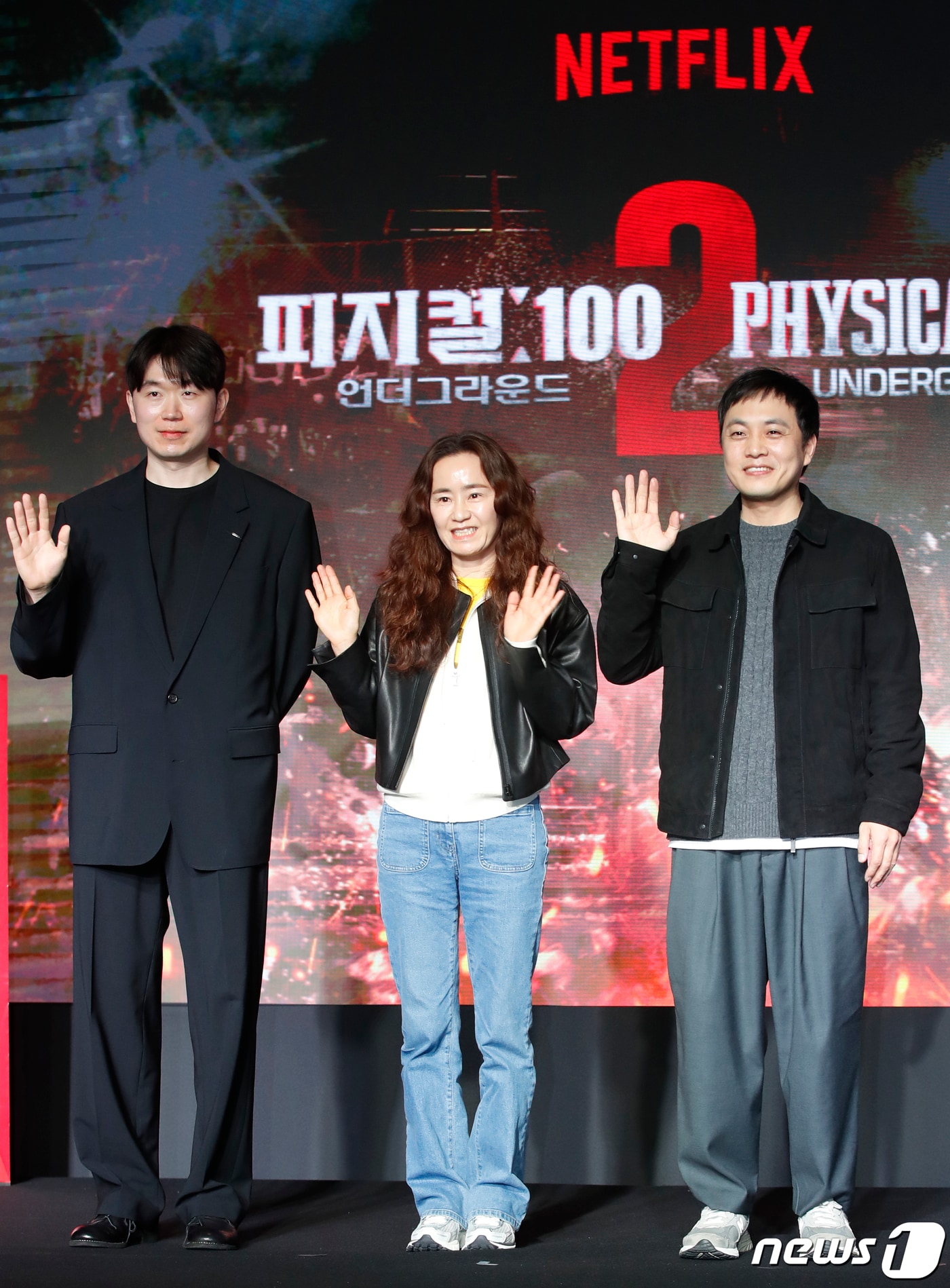 장호기 PD(왼쪽부터)와 강숙경 작가, 이종일 PD가 14일 서울 마포구 호텔 나루 서울 엠갤러리에서 열린 ‘피지컬: 100 시즌2 – 언더그라운드’ 제작발표회에서 포즈를 취하고 있다. ‘피지컬: 100’은 가장 완벽한 피지컬을 가진 최고의 ‘몸’을 찾기 위해, 최강 피지컬이라 자부하는 100인이 벌이는 극강의 서바이벌 게임 예능이다. 2024.3.14/뉴스1 ⓒ News1 권현진 기자
