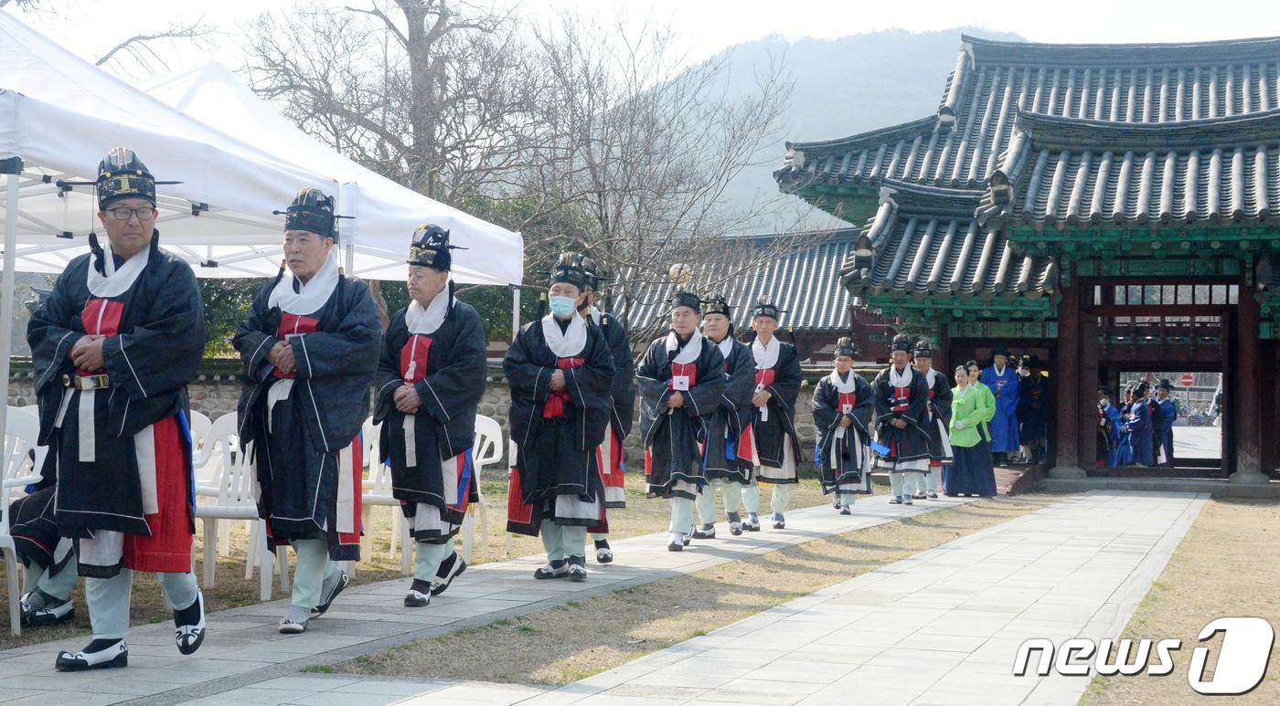 14일 전북 전주시 전주향교 대성전에서 유림들이 전주향교 춘기 석전대제를 봉행하고 있다. 2024.3.14/뉴스1 ⓒ News1 유경석 기자