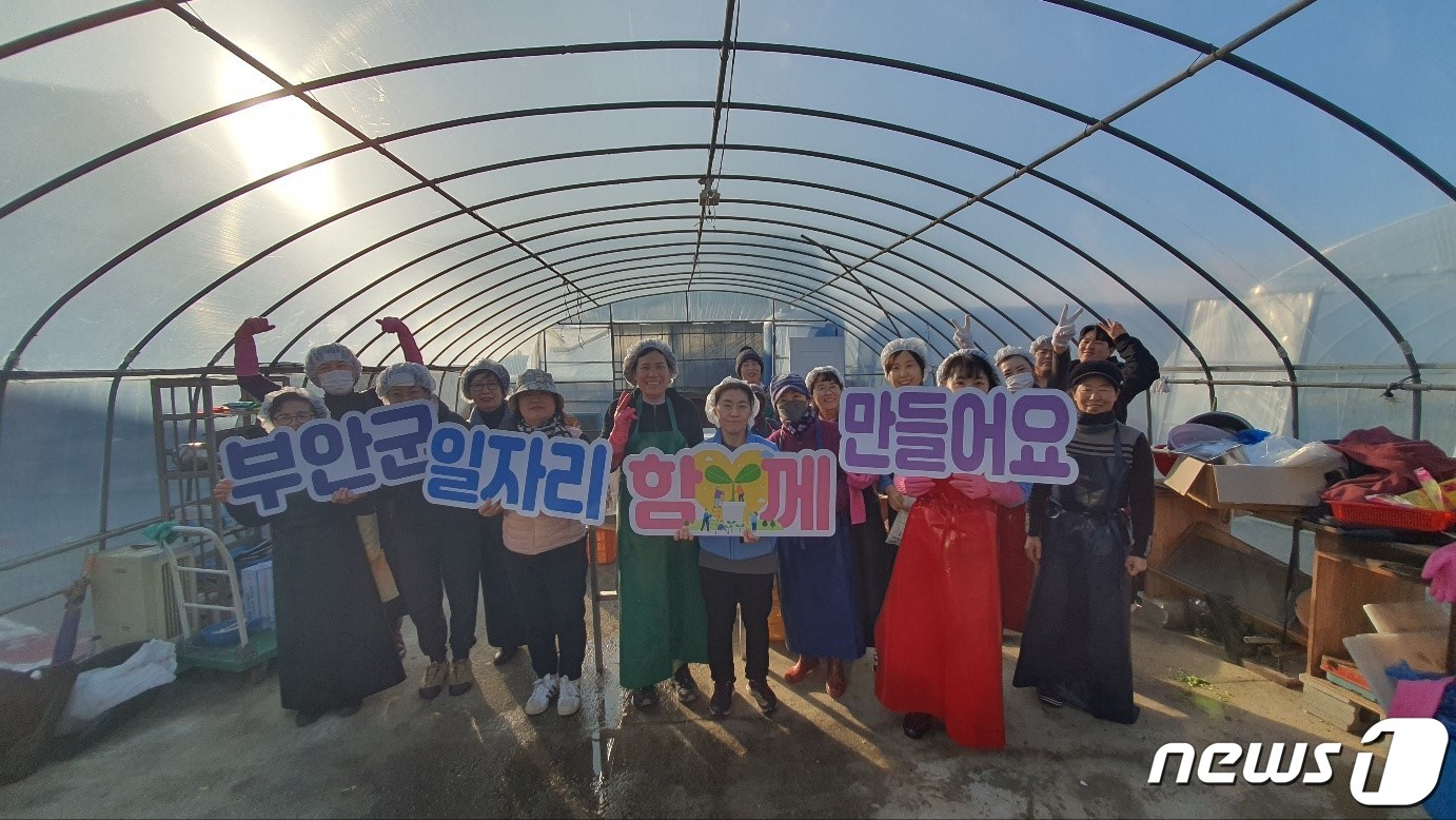 부안군이 고용노동부 일자리 창출 사업인 &#39;도농 상생형 플러스 일자리 사업&#39; 공모에 선정돼 국비 2억5000만 원을 확보했다. 농어촌에서 일하고 있는 근로자들&#40;부안군 제공&#41;2024.3.15/뉴스1 