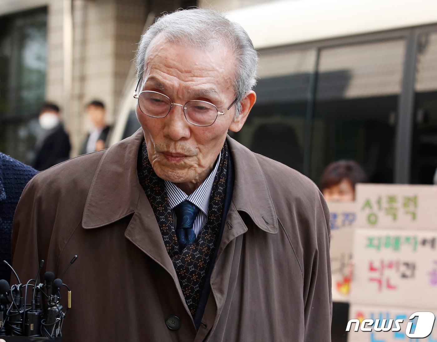 강제추행 혐의로 기소된 배우 오영수(79·본명 오세강)가 15일 오후 경기 수원지방법원 성남지원에서 열린 선고 공판을 위해 출석하고 있다.2024.3.15/뉴스1 ⓒ News1 권현진 기자