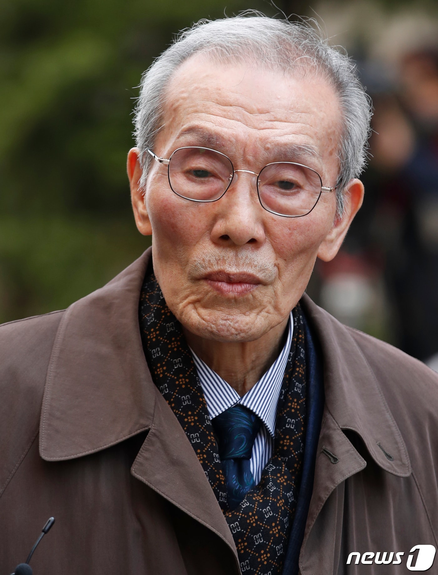 강제추행 혐의로 기소된 배우 오영수&#40;79·본명 오세강&#41;가 15일 오후 경기 수원지방법원 성남지원에서 열린 선고 공판을 위해 출석하고 있다. 수원지법 성남지원 형사6단독 정연주 판사는 이날 오 씨에게 징역 8개월에 집행유예 2년을 선고하고, 40시간의 성폭력 치료 프로그램 이수를 명령했다. 오영수는 지난 2017년 8월 연극 공연을 위해 지방에 머물던 시기 A씨에게 &#39;안아보자&#39; 등 취지로 말하며 껴안고 9월엔 A씨 주거지 앞에서 볼에 입술을 대는 등 강제 추행한 혐의로 기소됐다. 한편 오영수는 넷플릭스 드라마 &#39;오징어게임&#39;에 출연해 2022년 1월 제79회 미국 골든글로브 시상식 TV 부문에서 남우조연상을 받았다. 2024.3.15/뉴스1 ⓒ News1 권현진 기자