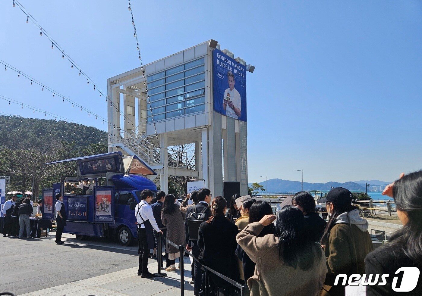 15일 부산 해운대구 더베이 101에서 열린 고든램지버거 팝업스토어 미디어데이 현장. 방문객들이 푸드 트럭 앞에 길게 줄 서 있다.2024.3.15/뉴스1 ⓒ News1 조아서 기자