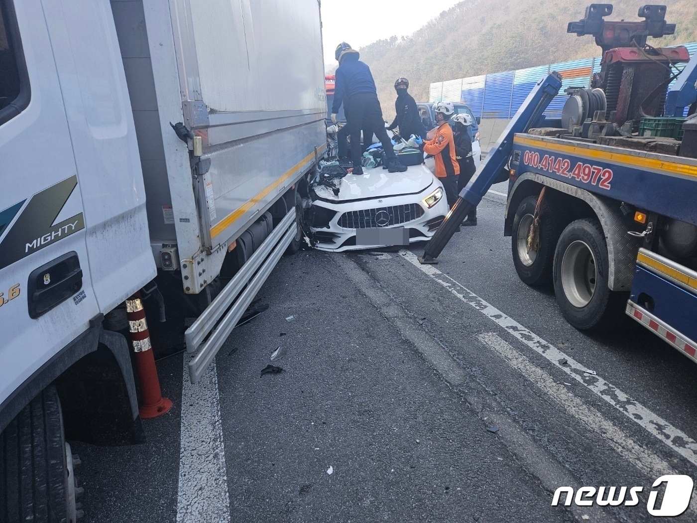 16일 오전 9시 9분쯤 충북 제천시 봉양읍 명암리 중앙고속도로 상행선 졸음쉼터 부근에서 벤츠 승용차가 3.5톤 화물차를 들이받아 4명이 다쳤다.&#40;독자 제공&#41;/뉴스1