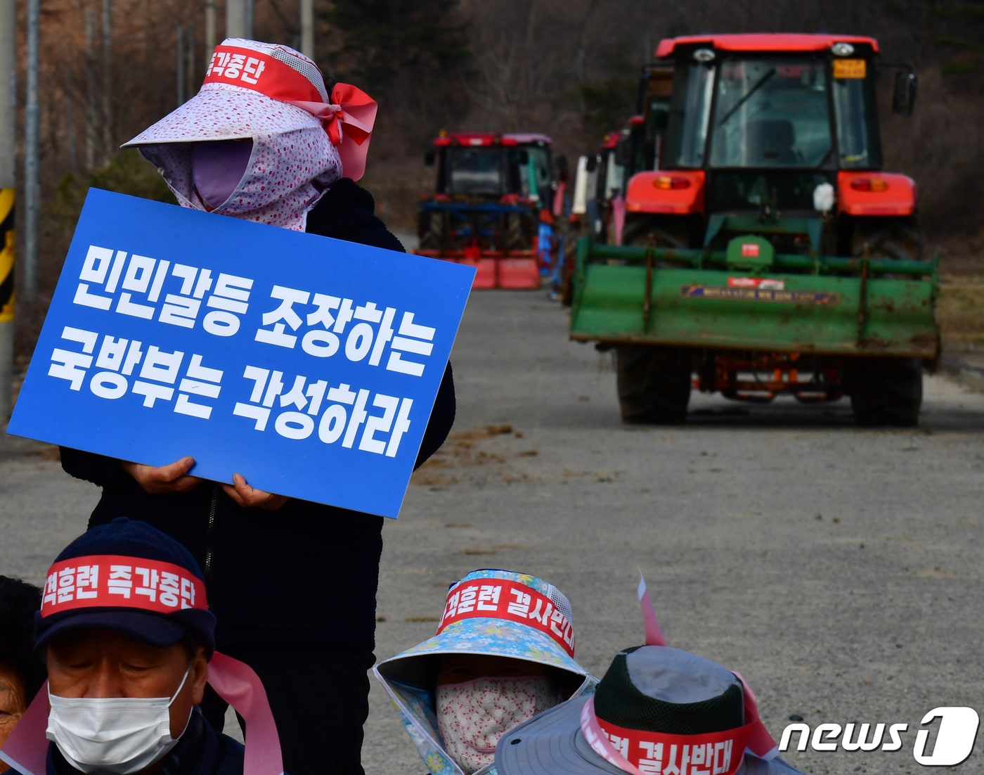 18일 경북 포항시 남구 장기면 산서리 주민들이 군 사격장 앞에서 포병사격훈련을 즉각 중단할 것을 요구하고 있다.  2024.3.18/뉴스1 ⓒ News1 최창호 기자