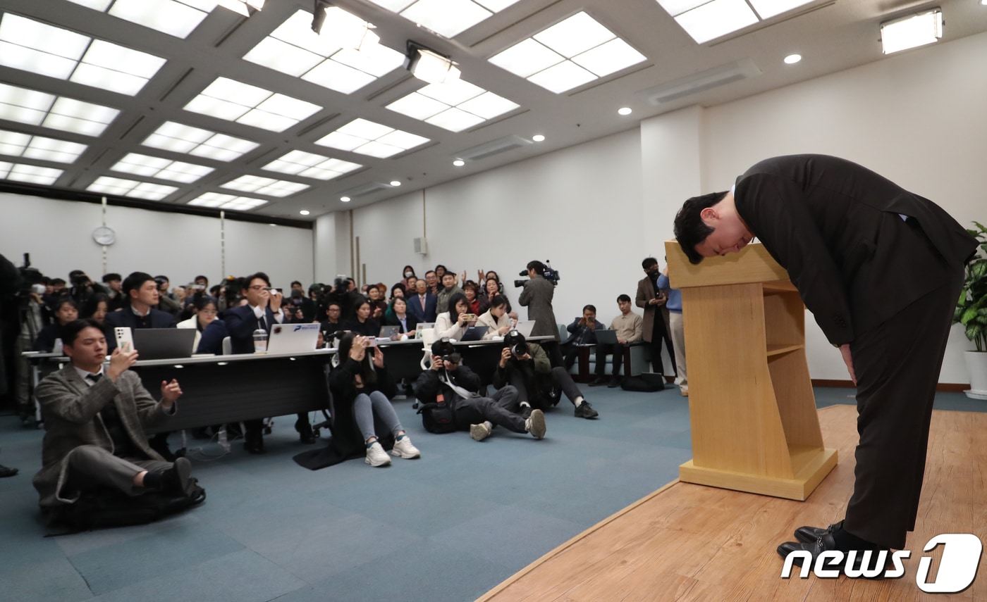국민의힘 부산 수영구 후보로 공천을 받았다가 막말 논란으로 공천이 취소된 장예찬 전 국민의힘 청년최고위원이 2024년 3월 18일 오후 부산시의회 브리핑룸에서 무소속 출마 선언 기자회견을 한 뒤 허리 숙여 인사하고 있다. 2024.3.18 ⓒ 뉴스1 윤일지 기자