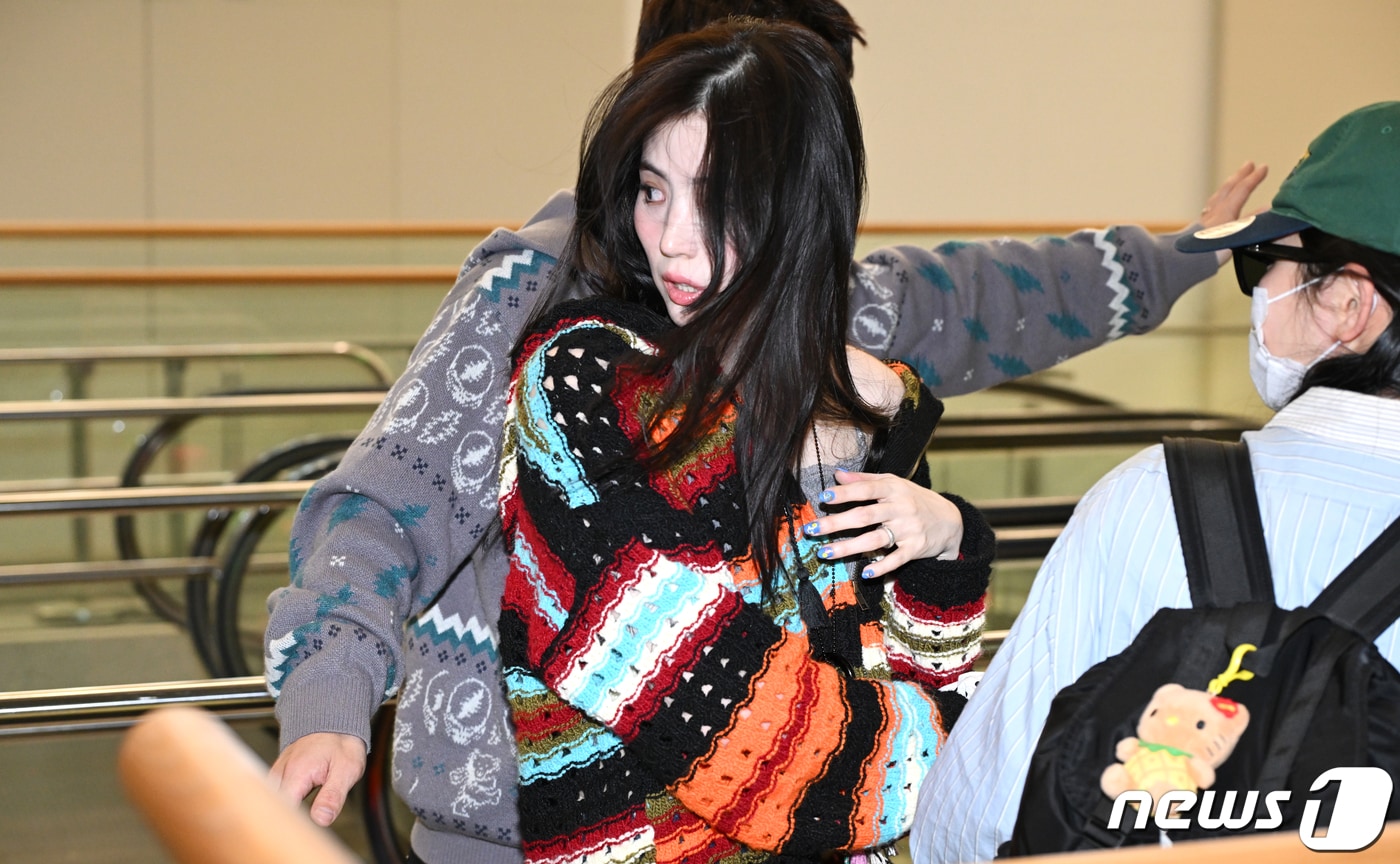 류준열과 열애중인 배우 한소희(29)가 18일 미국 하와이 여행을 마친 뒤 귀국하고 있다. (공동취재) 2024.3.18/뉴스1 ⓒ News1 권현진 기자