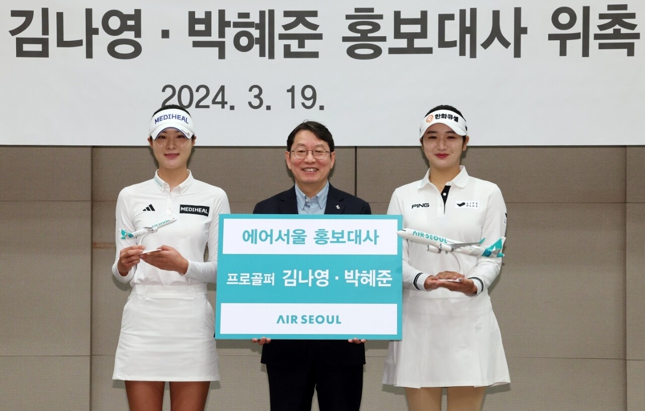 김나영(왼쪽), 박혜준이 에어서울 홍보대사로 위촉됐다. (에어서울 제공)