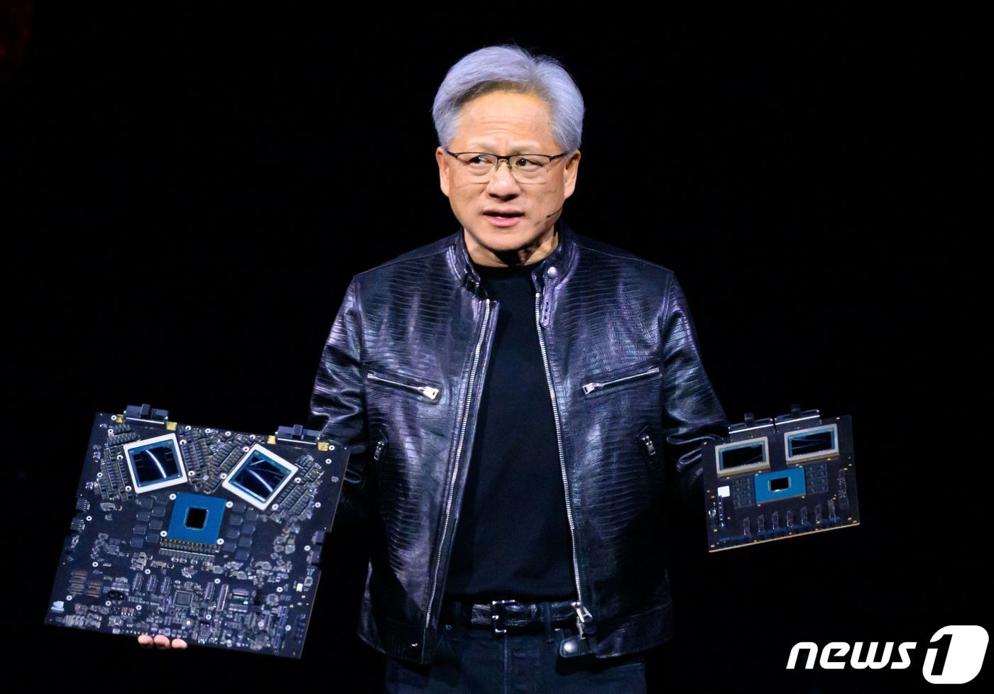 제품 설명을 하고 있는 젠슨 황 엔비디아 CEO. ⓒ AFP=뉴스1 ⓒ News1 박형기 기자