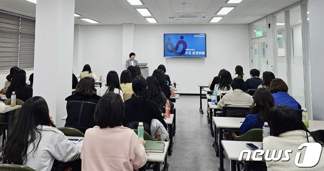 강원지역 18개 시·군 치매안심센터 실무자 간담회가 19일 인제군 치매안심센터에서 열렸다.&#40;강원대병원 제공&#41;/뉴스1