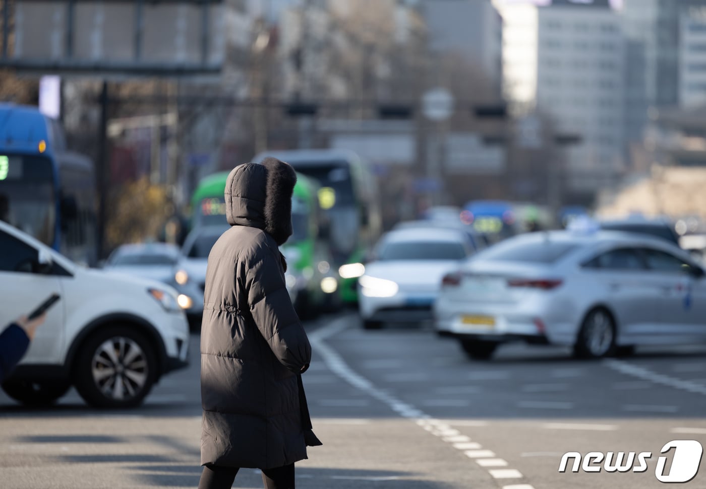 절기상 춘분인 20일 오전 서울 중구 서울광장에서 출근길 시민들이 발걸음을 재촉하고 있다. 2024.3.20/뉴스1 ⓒ News1 이재명 기자