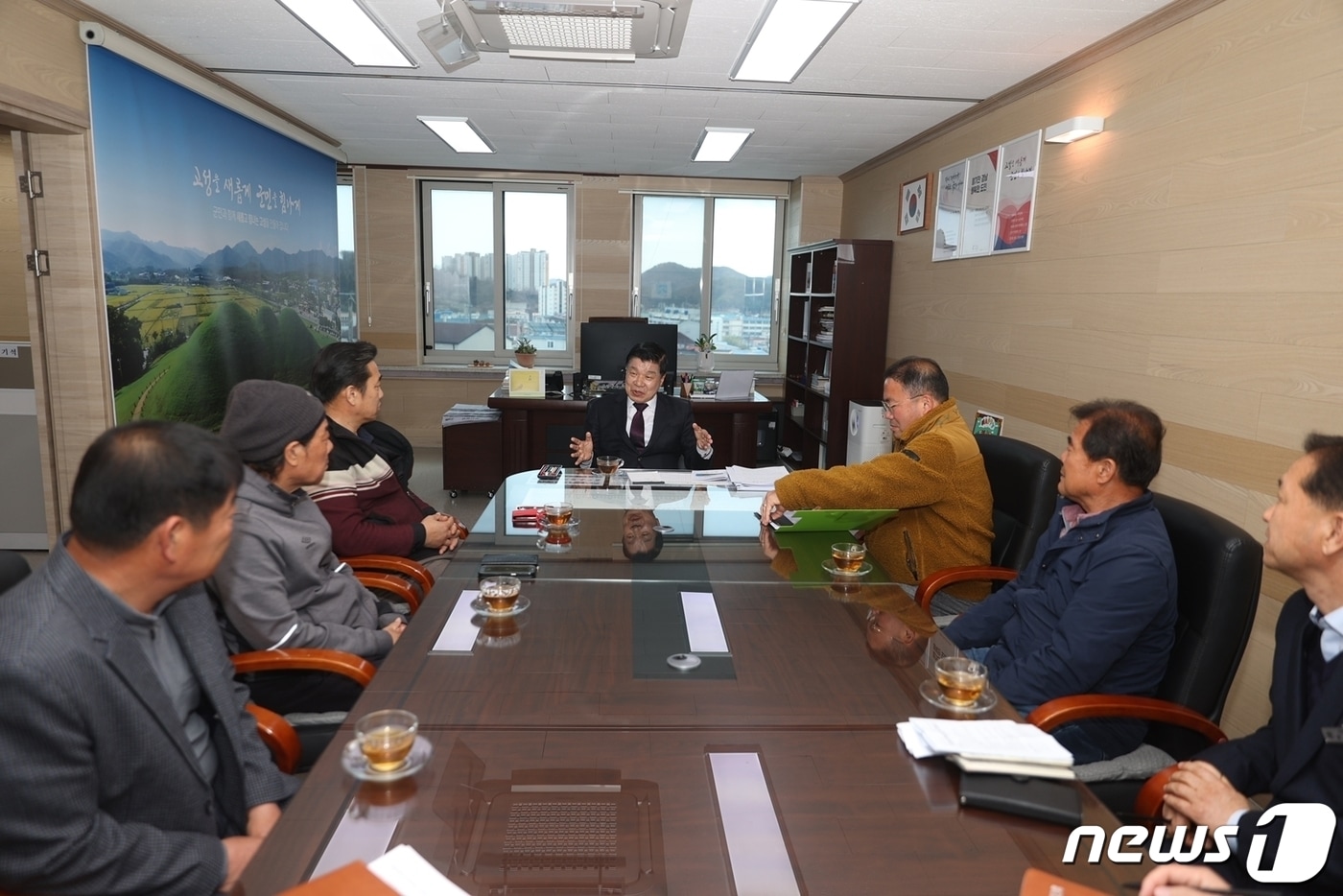 경남 고성군 거류면 마동마을 주민들이 이상근 군수에게 레미콘 공장 설립 반대 의견을 밝히고 있다.&#40;고성군 제공&#41;