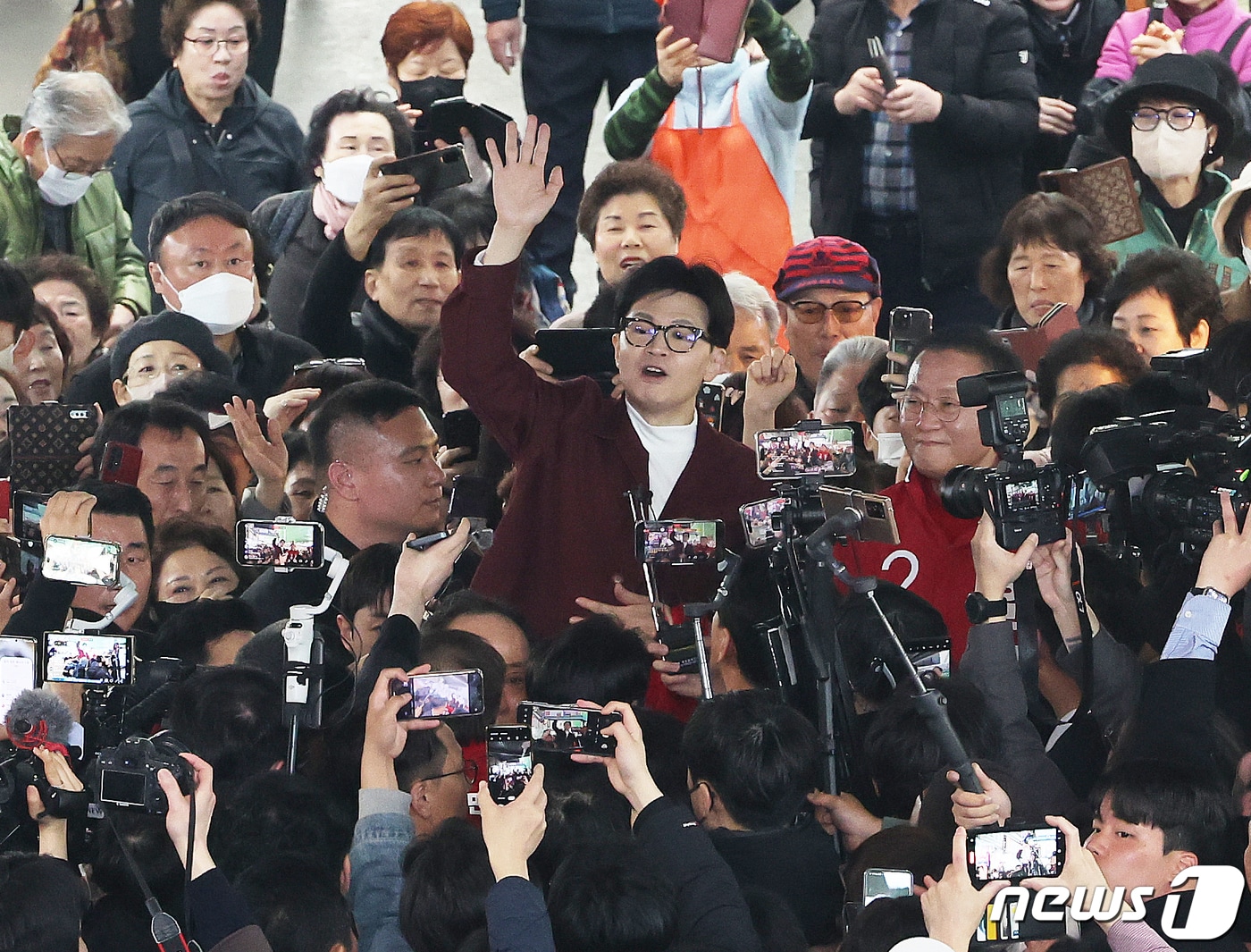 한동훈 국민의힘 총괄선대위원장이 21일 대구 중구 서문시장에서 지역 후보들과 함께 지지 호소를 하고 있다. 2024.3.21/뉴스1 ⓒ News1 송원영 기자