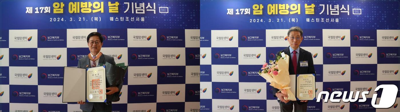 을지대병원 김동욱 교수(왼쪽)와 송병주 교수가 기념촬영을 하고 있다. (을지대병원 제공)/뉴스1