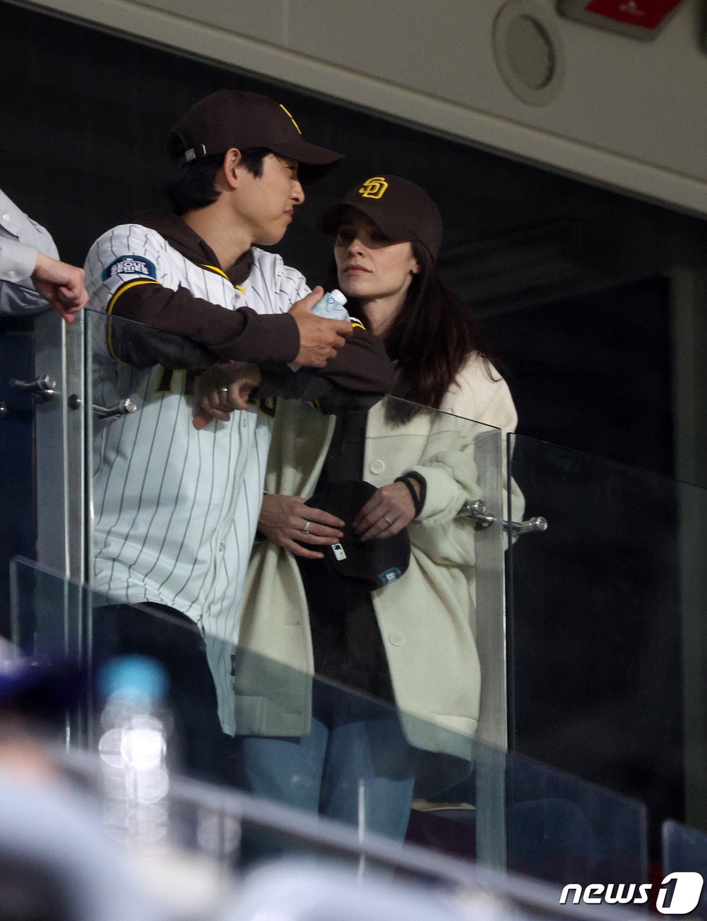 21일 서울 구로구 고척스카이돔에서 열린 2024 미국 메이저리그(MLB) 월드투어 서울시리즈 공식 개막전 샌디에이고 파드리스와 LA 다저스의 2차전 경기, 배우 송중기 부부가 경기를 관전하고 있다. 2024.3.21/뉴스1 ⓒ News1 박정호 기자