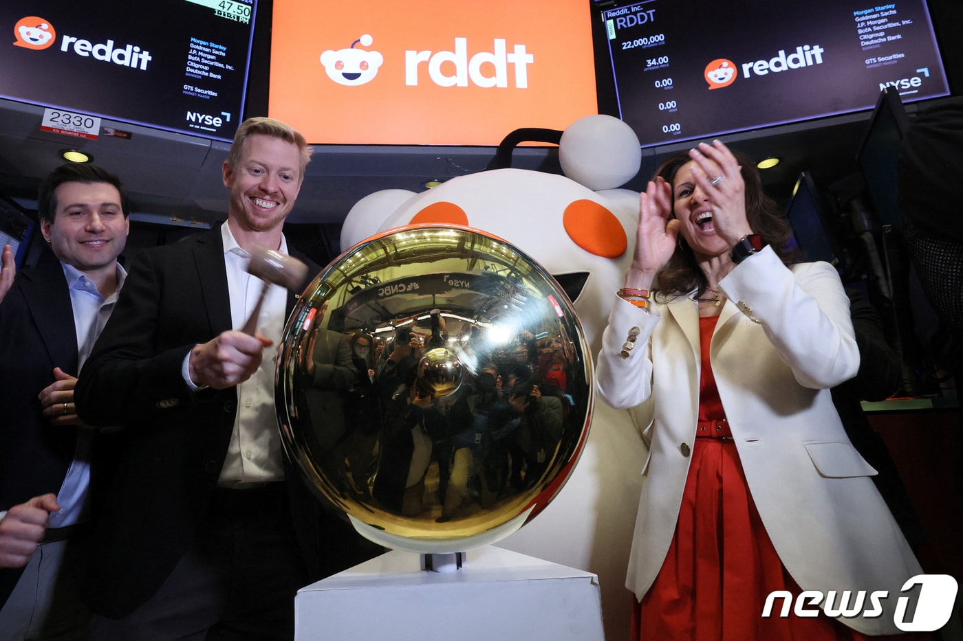 미국의 유명 증권방인 레딧이 미증시 상장에 성공했다. 싀티브 호프먼 CEO가 21일(현지시간) 개장벨을 치고 있다. ⓒ 로이터=뉴스1 ⓒ News1 박형기 기자