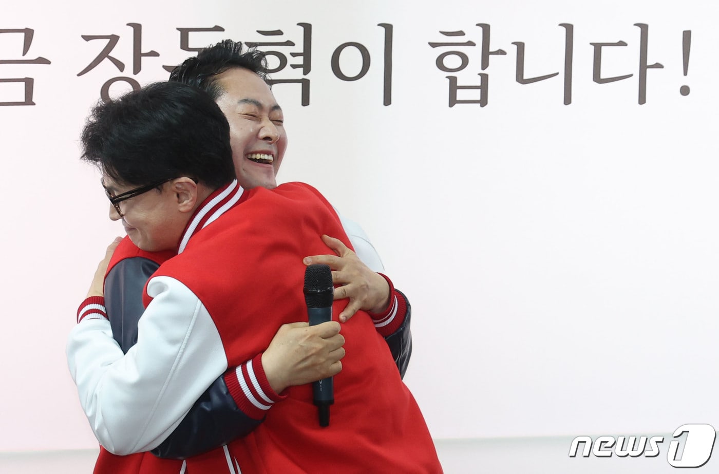 2024년 3월 22일 한동훈 국민의힘 총괄선대위원장 충남 보령시 서천군 장동혁 후보 선거사무소 개소식에서 장 후보와  포옹하고 있다. (공동취재) 2024.3.22/뉴스1 ⓒ News1 구윤성 기자
