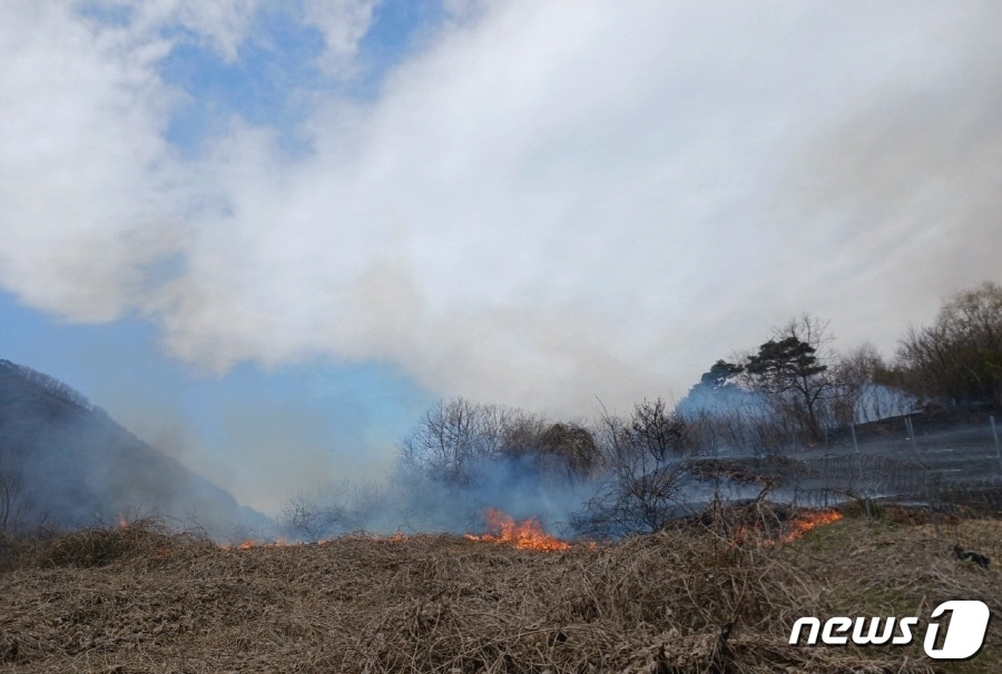 22일 오후 1시 19분께 전북자치도 무주군 부남면 한 야산에서 불이 났다.&#40;산림청제공&#41;2024.3.22/뉴스1