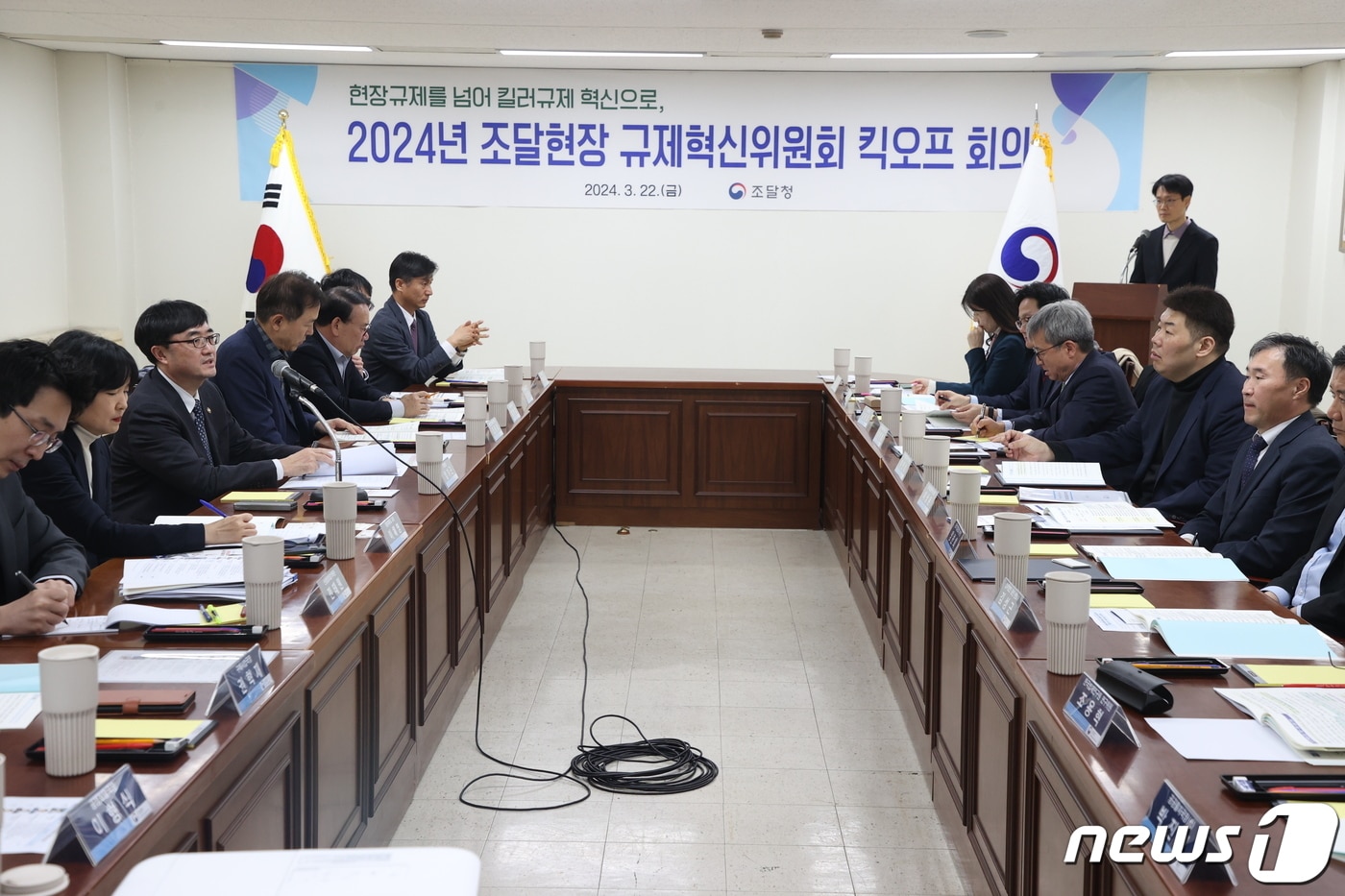 임기근 조달청장(왼쪽 세 번째)이 공공조달 규제발굴 등 위원회 운영방향에 대한 논의를 하고 있다. (조달청 제공) / 뉴스1