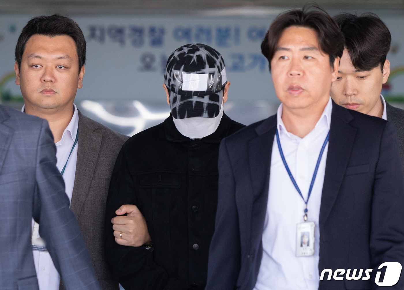 고(故) 이선균 씨의 수사기록 유출 사건으로 검거된 인천경찰청 소속 경찰관 A 씨가 23일 오후 구속 전 피의자심문(영장실질심문)을 받기 위해 수원 영통구 수원남부경찰서를 나와 호송차로 향하고 있다. 2024.3.23/뉴스1 ⓒ News1 이재명 기자