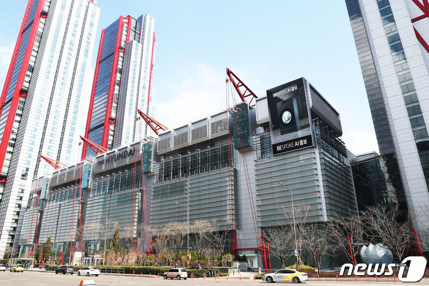 서울 여의도 더현대 서울에 삼성전자 '비스포크 AI 콤보' 옥외광고가 게재된 모습(삼성전자 제공)