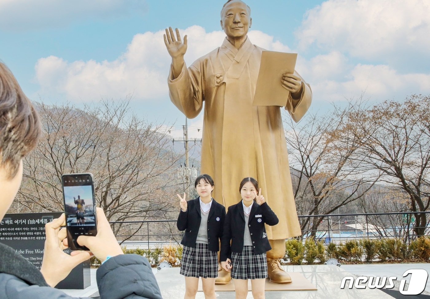 칠곡 다부동 전적기념관 방문객들이 이승만 전 대통령 동상 앞에서 기념사진을 찍고 있다. (칠곡군 제공) 2024.3.25/뉴스1