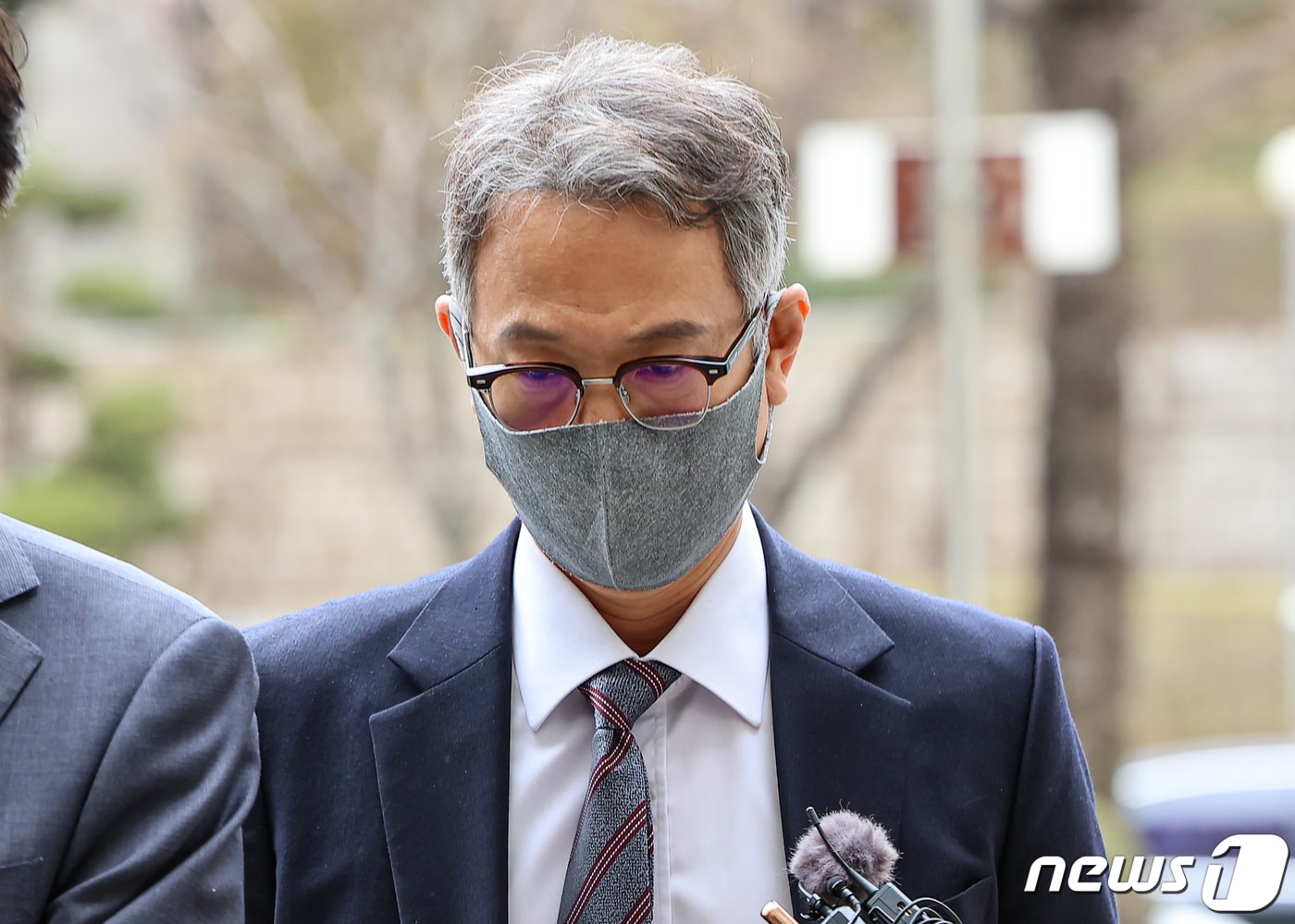 협력업체로부터 8억원대 금품을 수수한 혐의를 받는 서정식 전 현대오토에버 대표가 25일 서울 서초구 서울중앙지방법원에서 열린 구속 전 피의자 심문&#40;영장실질심사&#41;에 출석하고 있다. 2024.3.25/뉴스1 ⓒ News1 김도우 기자