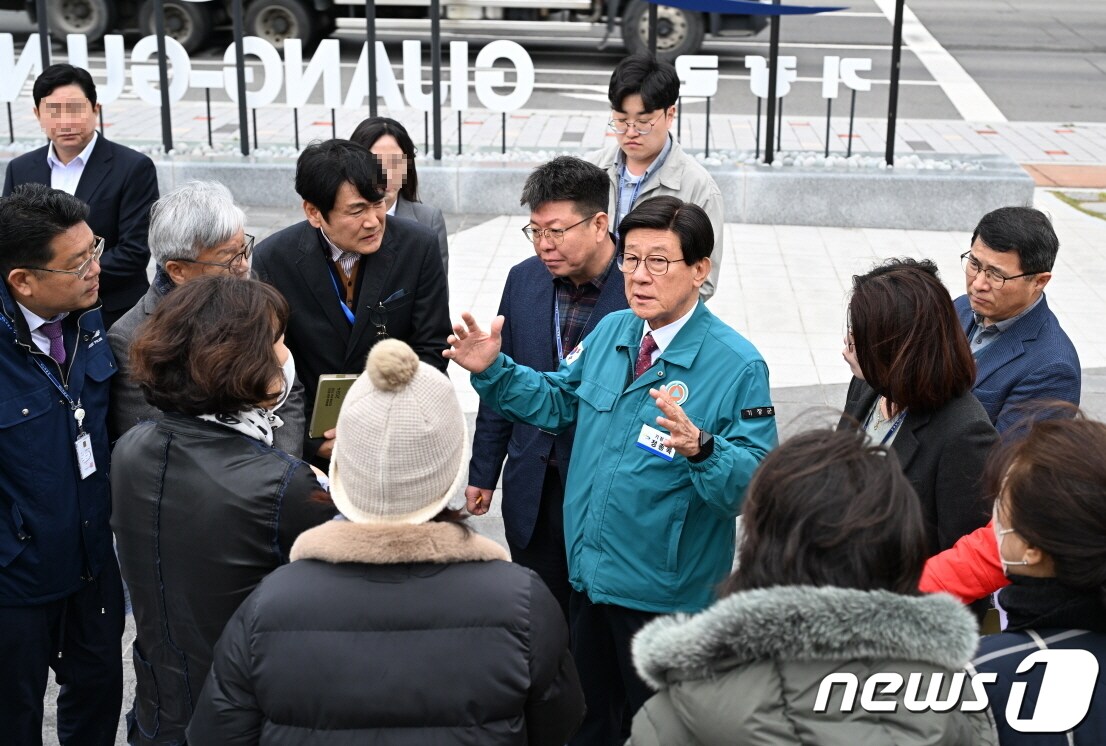 정종복 기장군수가 관계직원과 함께 입주예정자들을 만나 민원을 청취하고 있다&#40;기장군청 제공&#41;