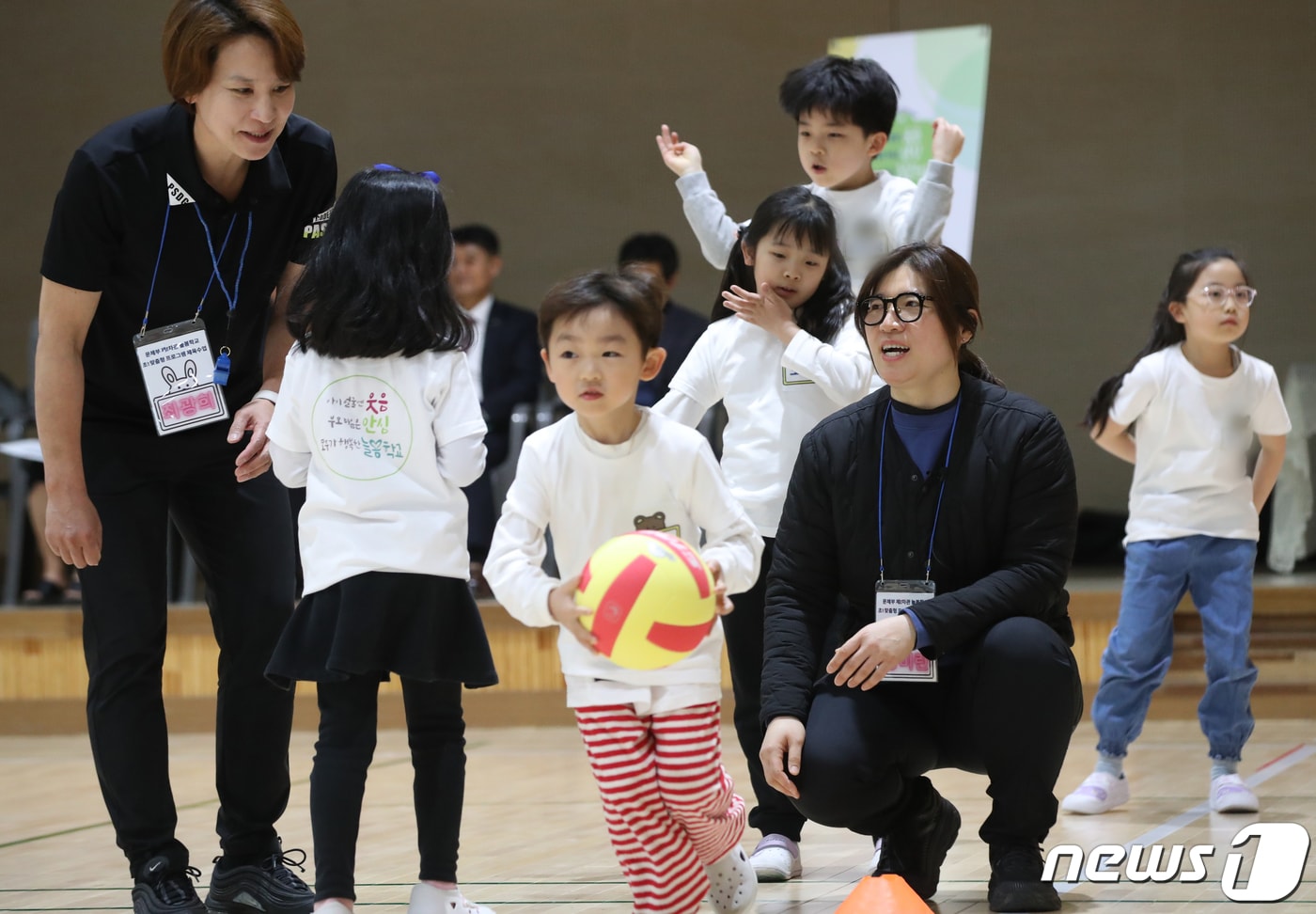 장미란 문화체육관광부 제2차관이 25일 오후 경기 용인시 기흥구 마성초등학교 늘봄학교 체육프로그램 현장을 방문해 아이들과 배구 수업을 받고 있다. 2024.3.25/뉴스1 ⓒ News1 김영운 기자