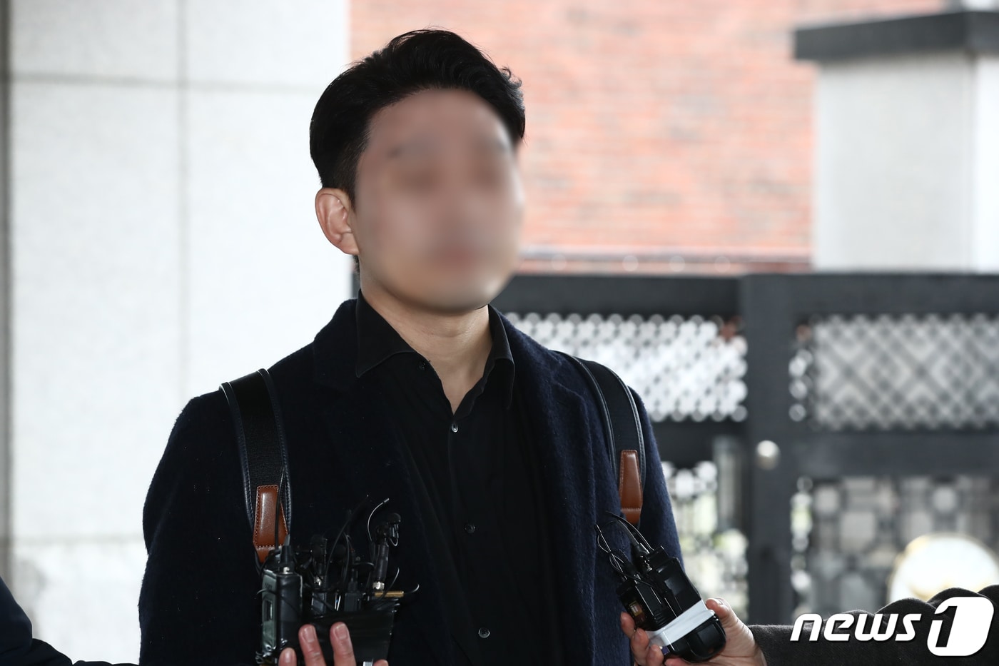 온라인 커뮤니티 '메디스태프' 대표 기 모 씨가 25일 오후 집단행동에 불참한 전공의 명단인 '전공의 블랙리스트'가 온라인에 올라온 것과 관련한 조사를 받기 위해 서울경찰청 사이버범죄수사대에 출석하고 있다. 2024.3.25/뉴스1 ⓒ News1 이광호 기자